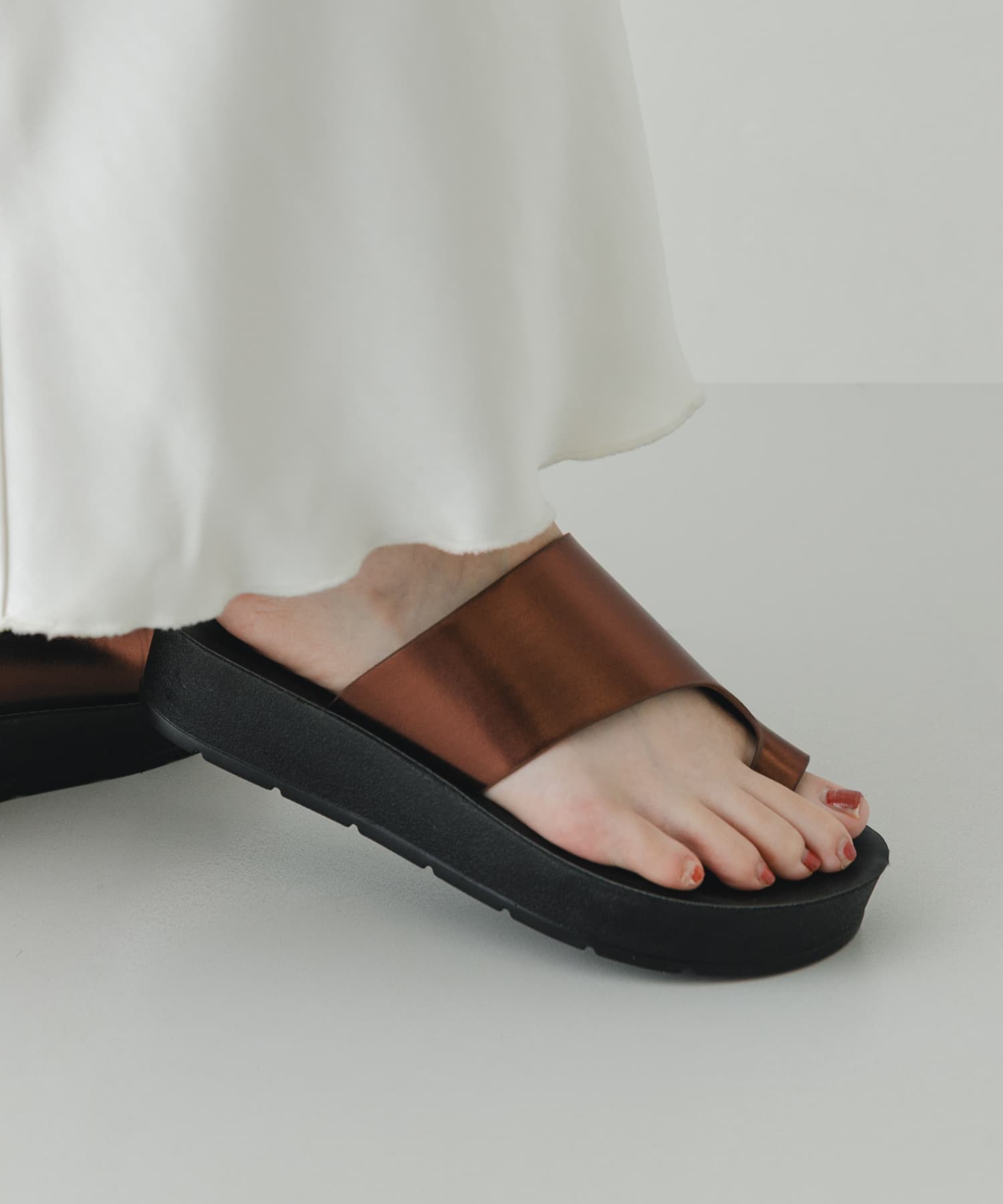 厚底トングサンダル BROWN MET 36