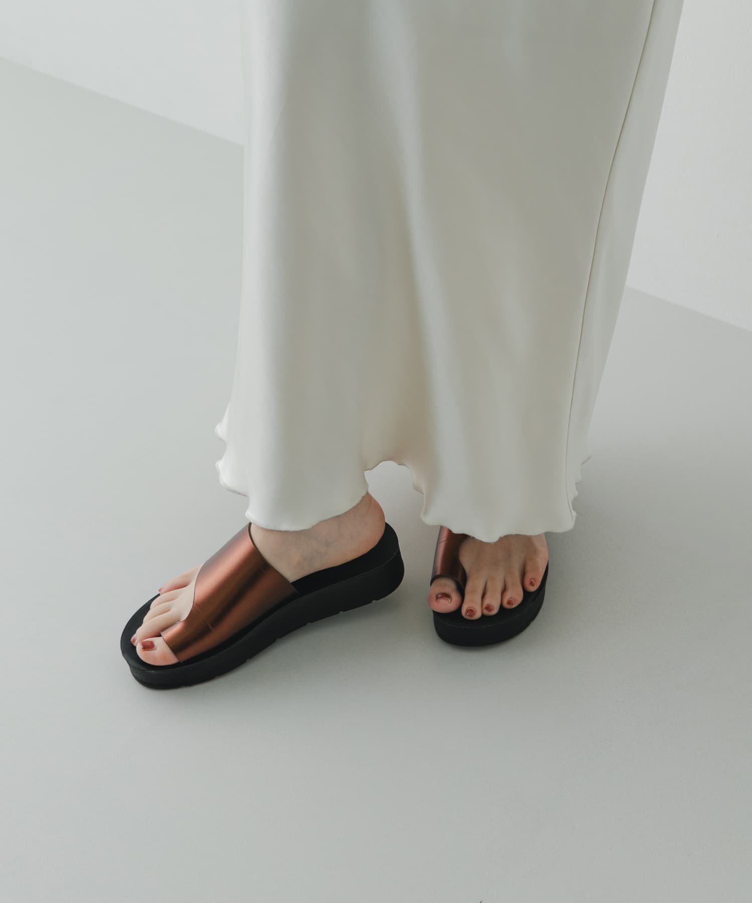 厚底トングサンダル BROWN MET 36