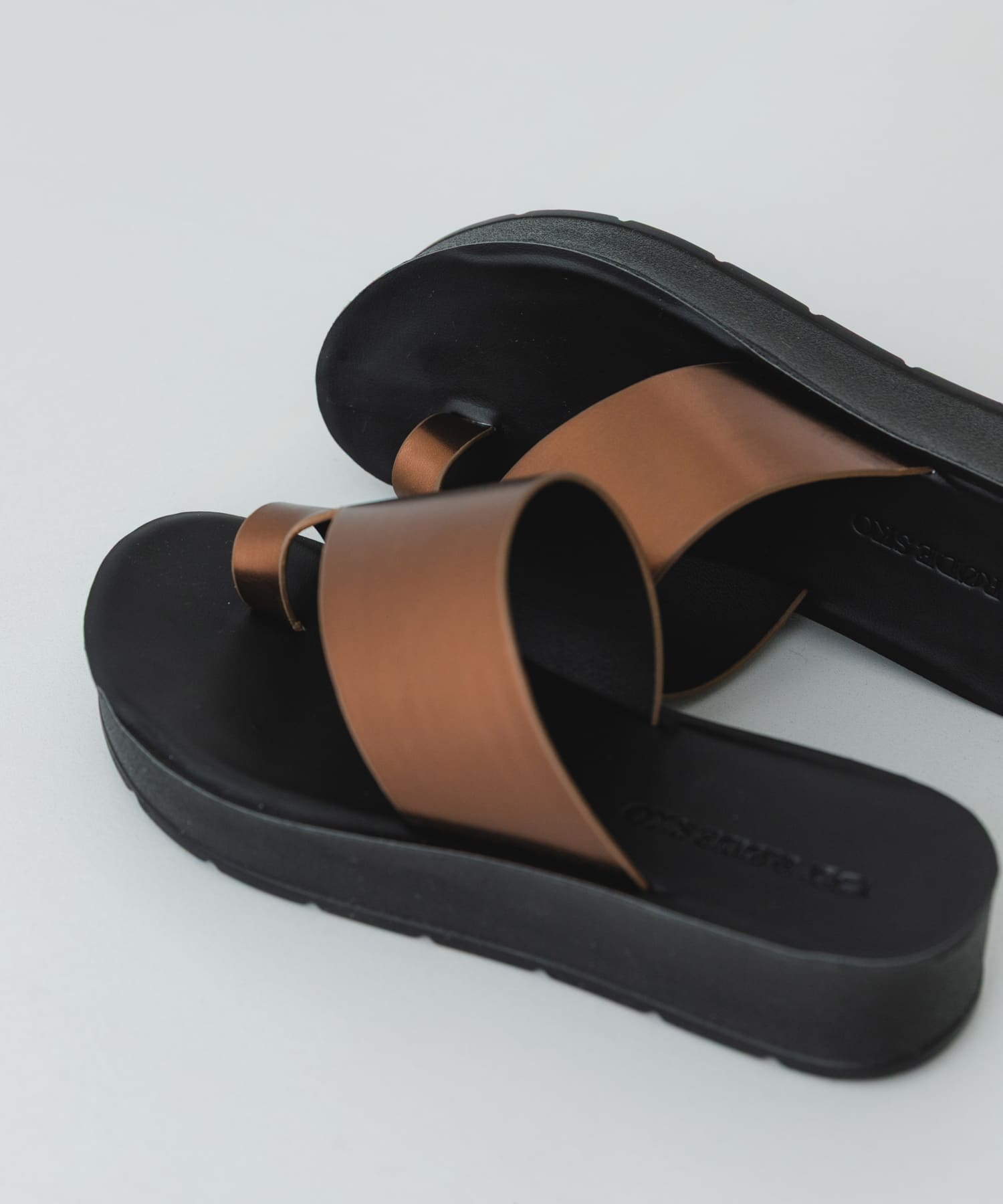 厚底トングサンダル BROWN MET 36