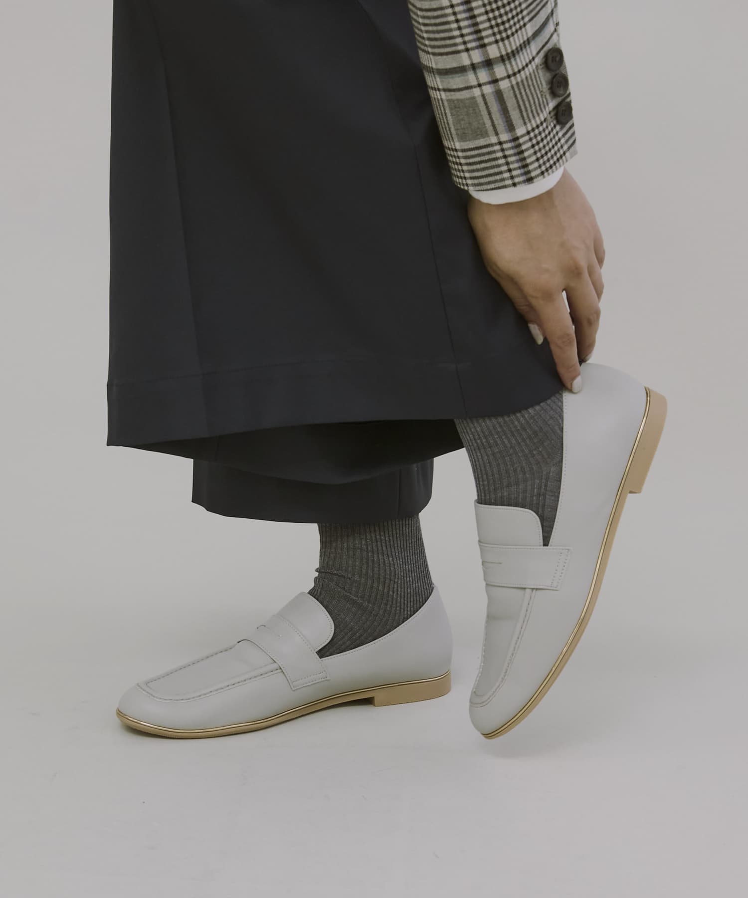 GRAY