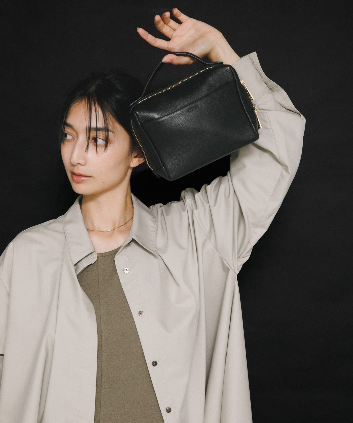 レザーフロントジップショルダーバッグ(- BLACK): バッグ｜URBAN