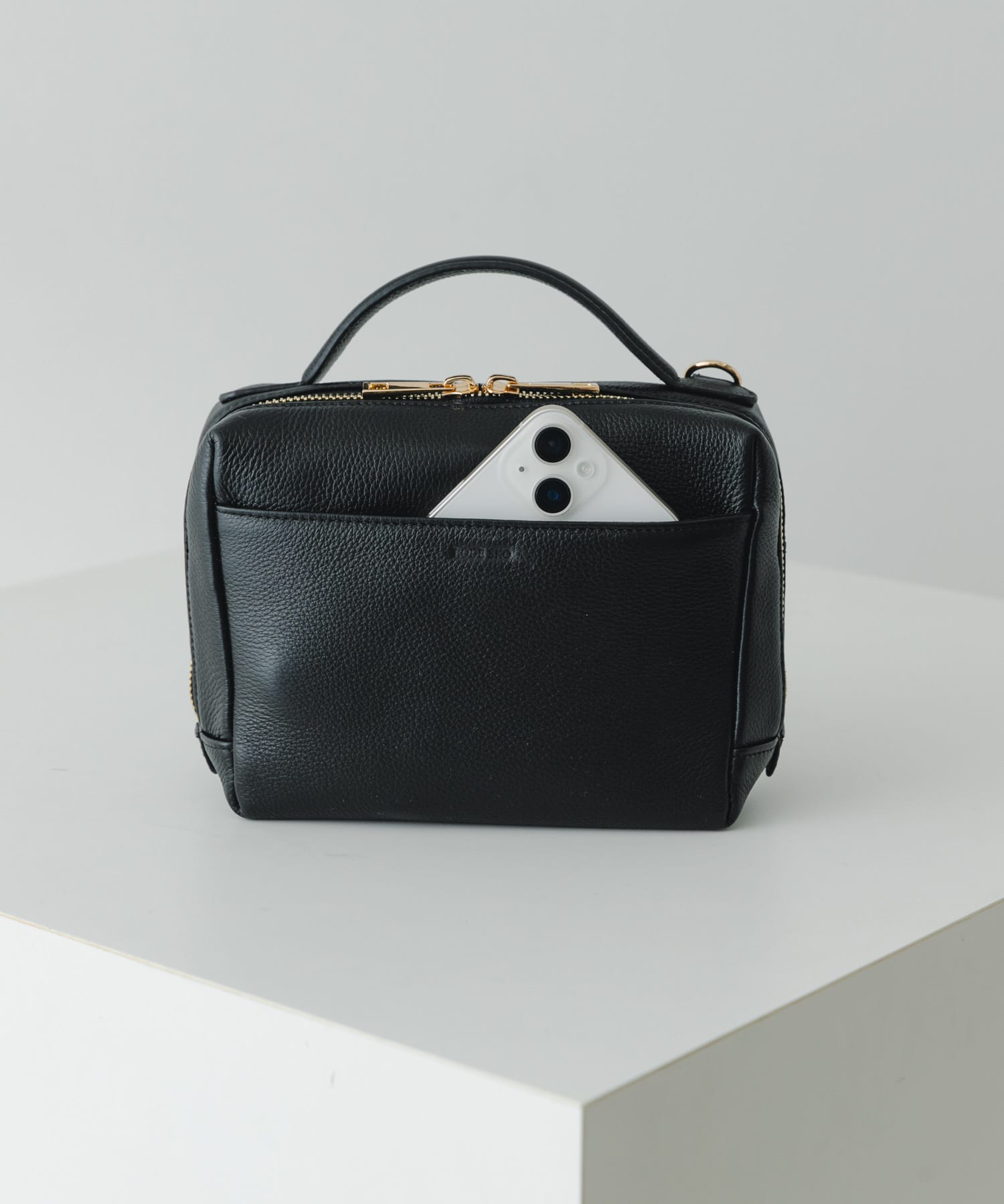 J*s様 レザー ショルダーバッグ ブラック 3層構造 レザーフロントジップショルダーバッグ(- BLACK): バッグ｜URBAN