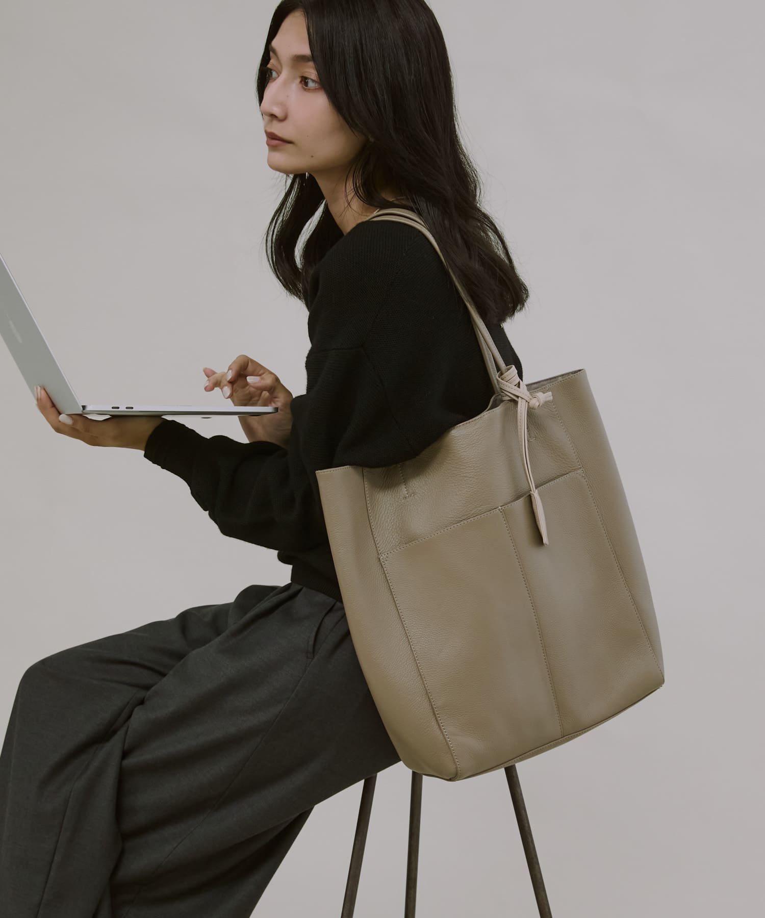 【美品】トートバッグ付属品付き レザーポケットチャームトート(One TAUPE): バッグ｜URBAN RESEARCH