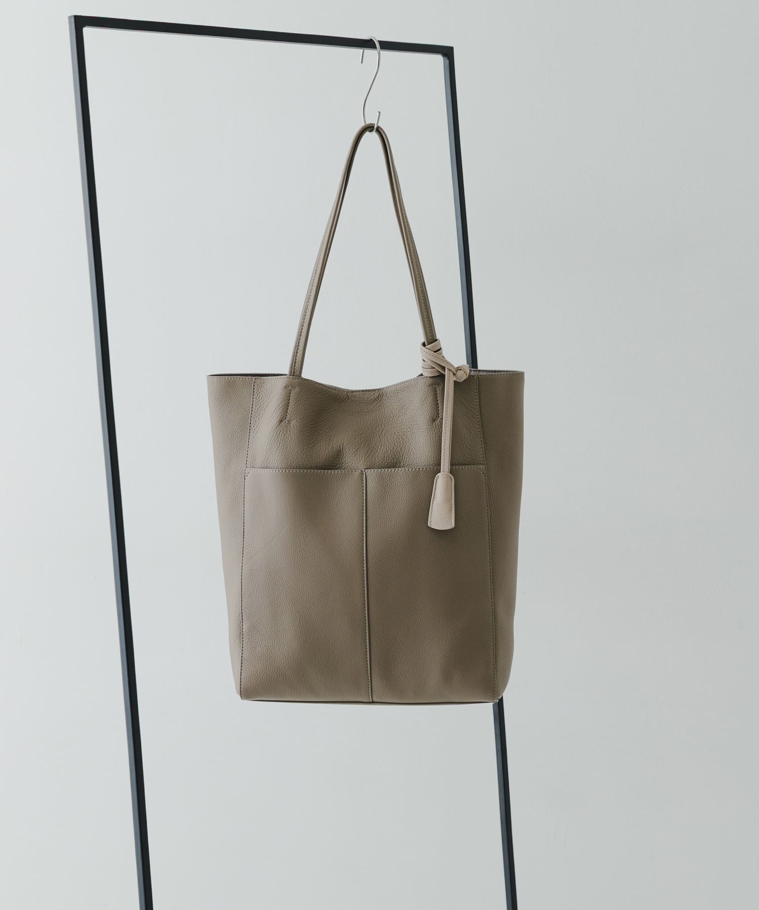 べりこ　トートバッグ　トゴ　ストラップ付き　エトープ グレージュ レザーポケットチャームトート(One TAUPE): バッグ｜URBAN RESEARCH