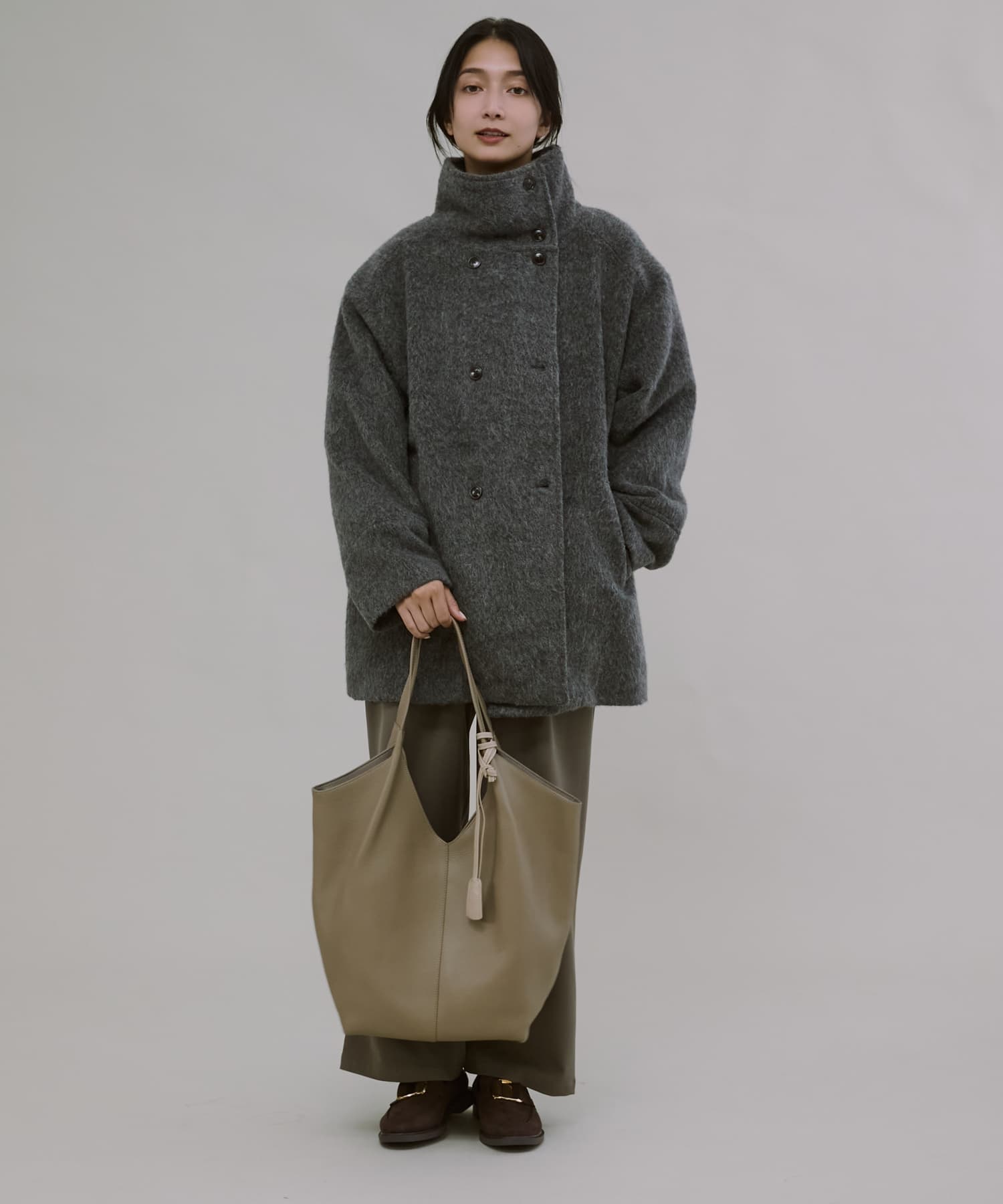 レザーVカットチャームトート TAUPE One