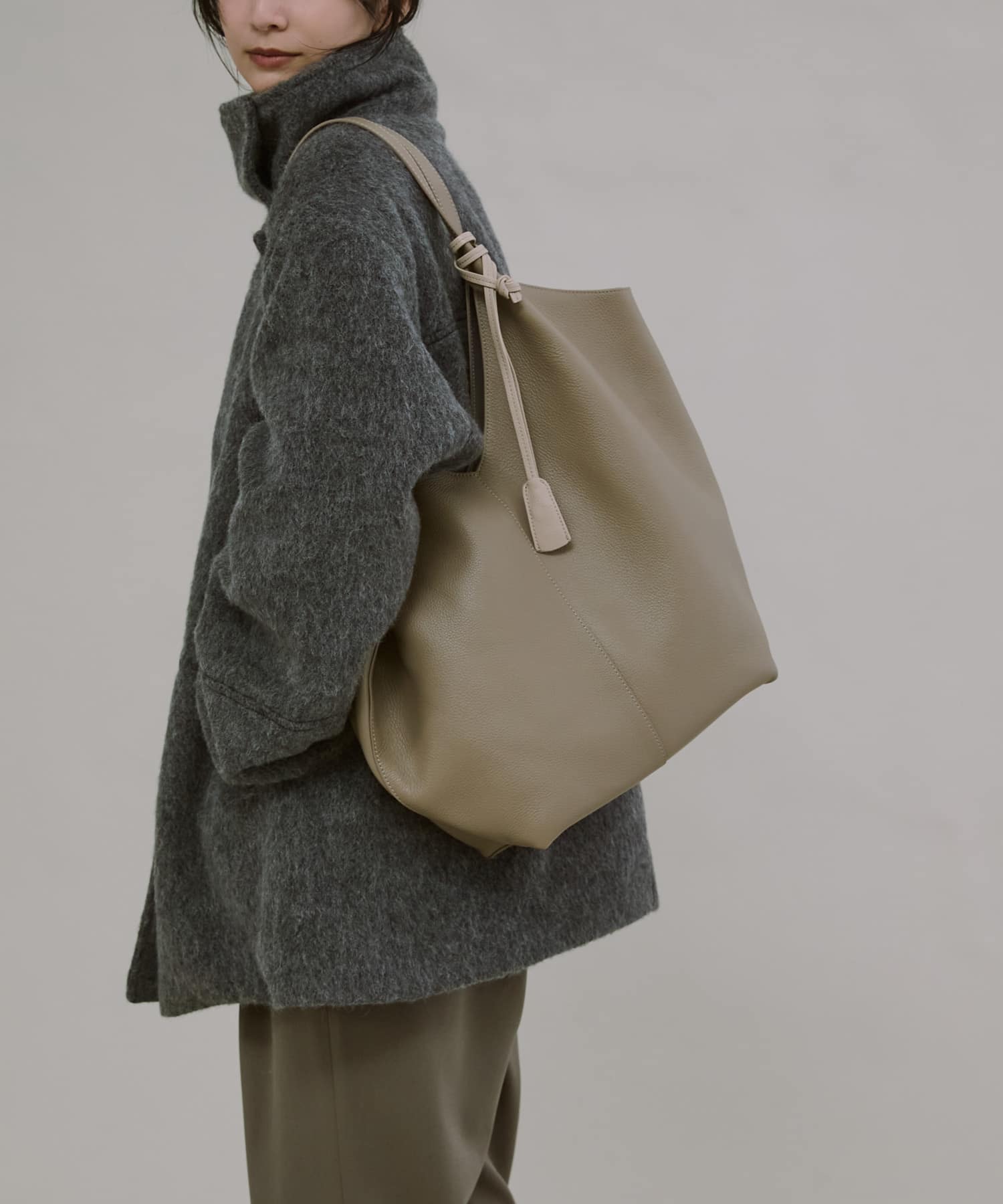 レザーVカットチャームトート TAUPE One