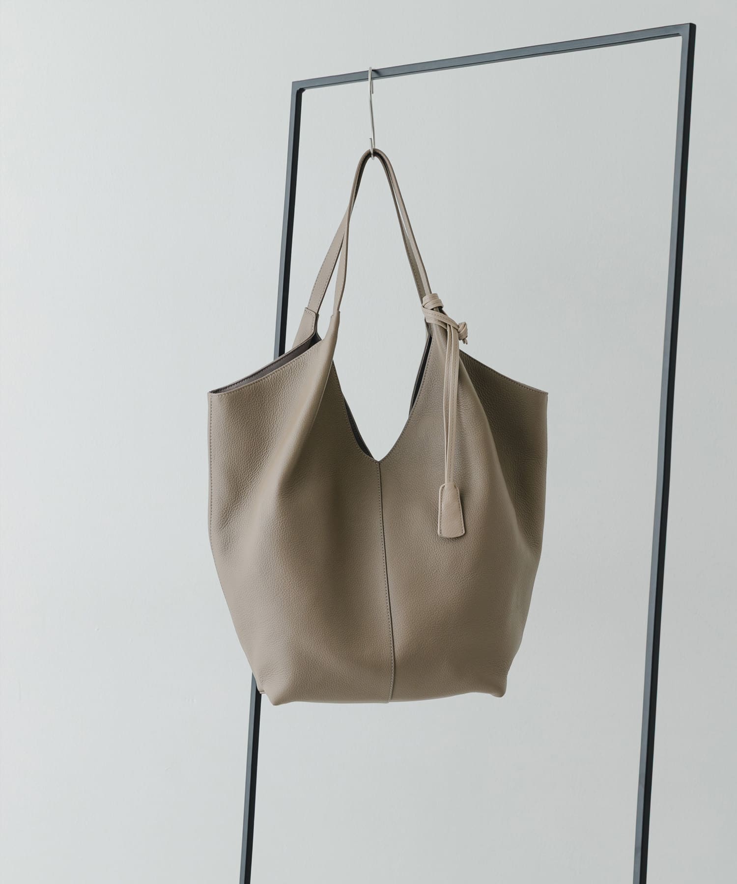 レザーVカットチャームトート TAUPE One