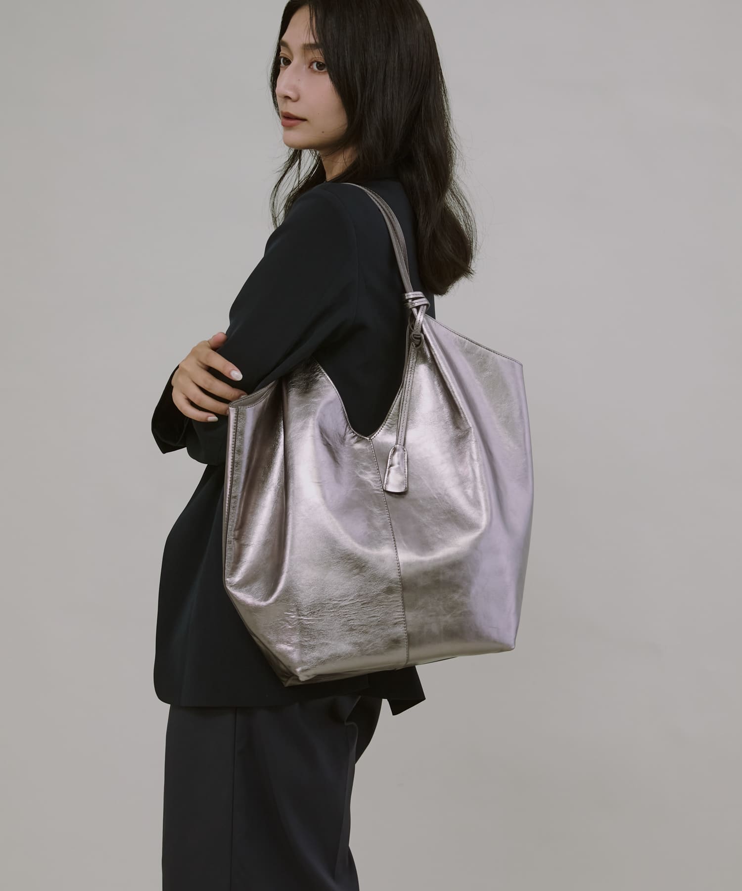 レザーVカットチャームトート GUN METAL One