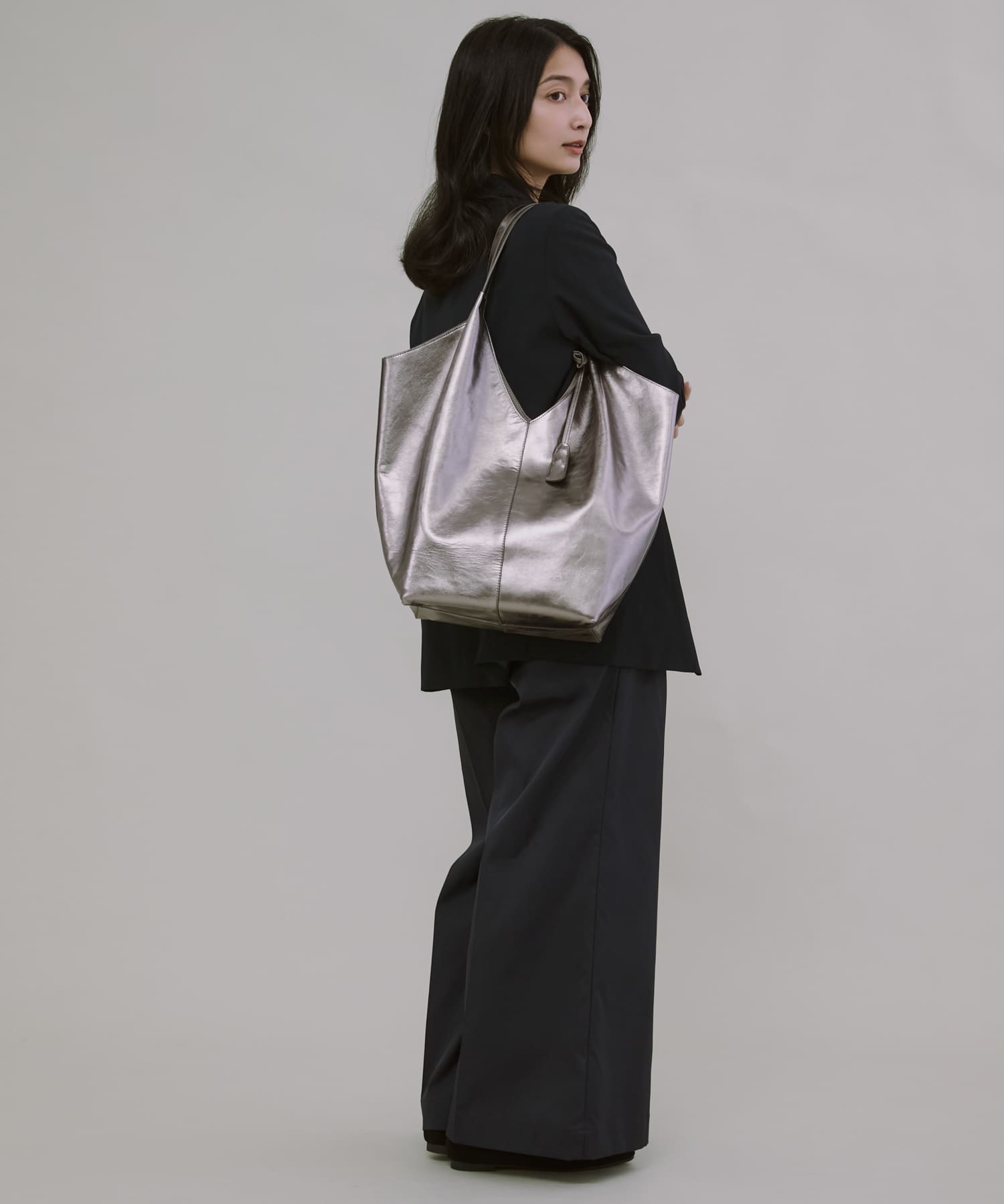レザーVカットチャームトート GUN METAL One
