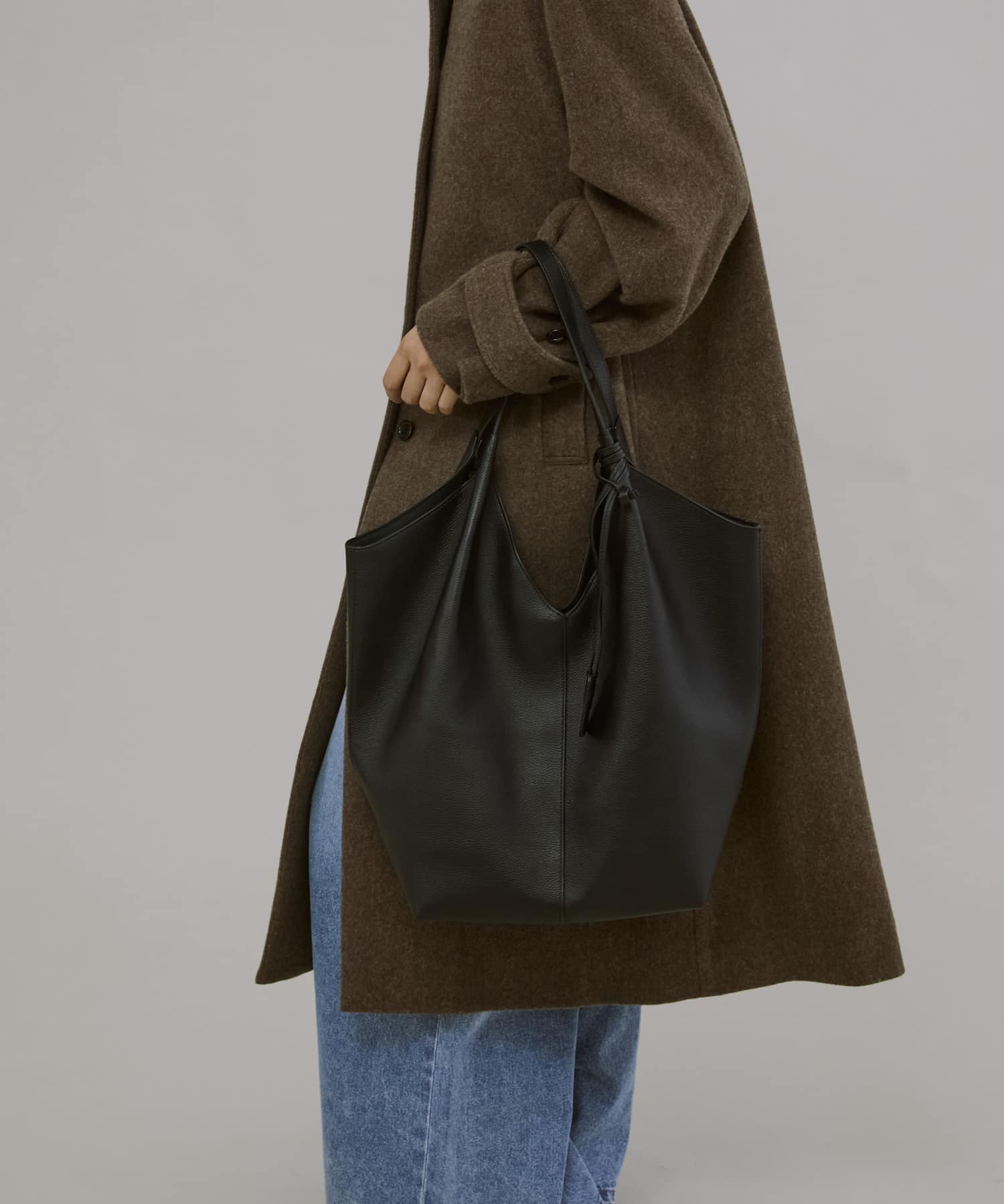 レザーVカットチャームトート BLACK One