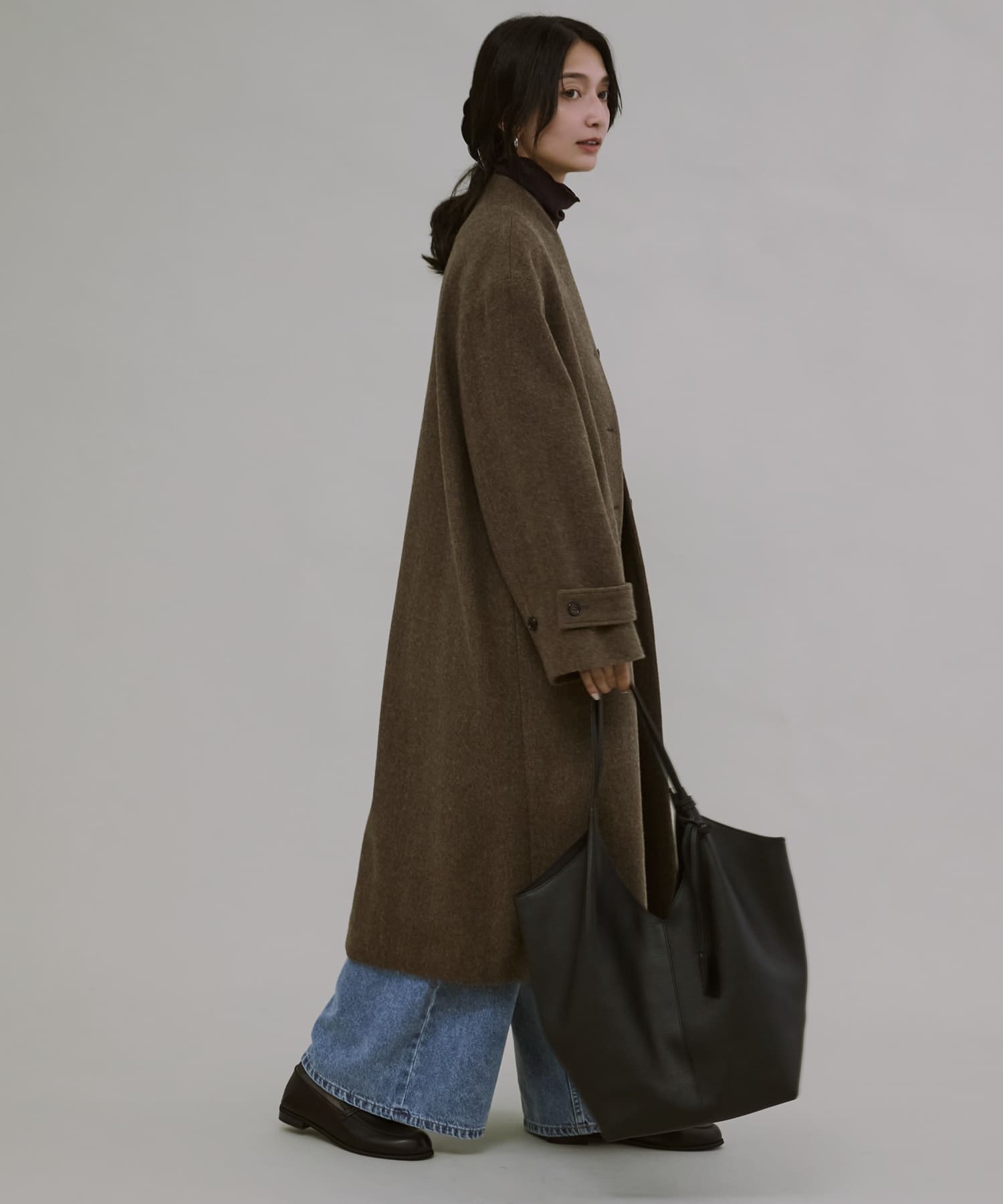 レザーVカットチャームトート BLACK One