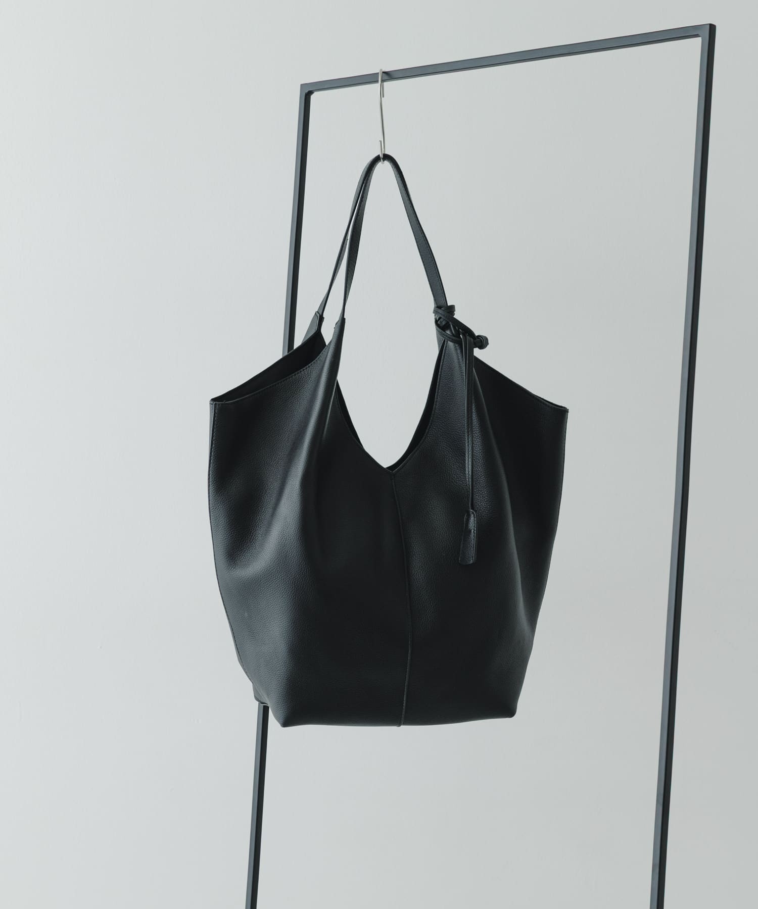レザーVカットチャームトート BLACK One