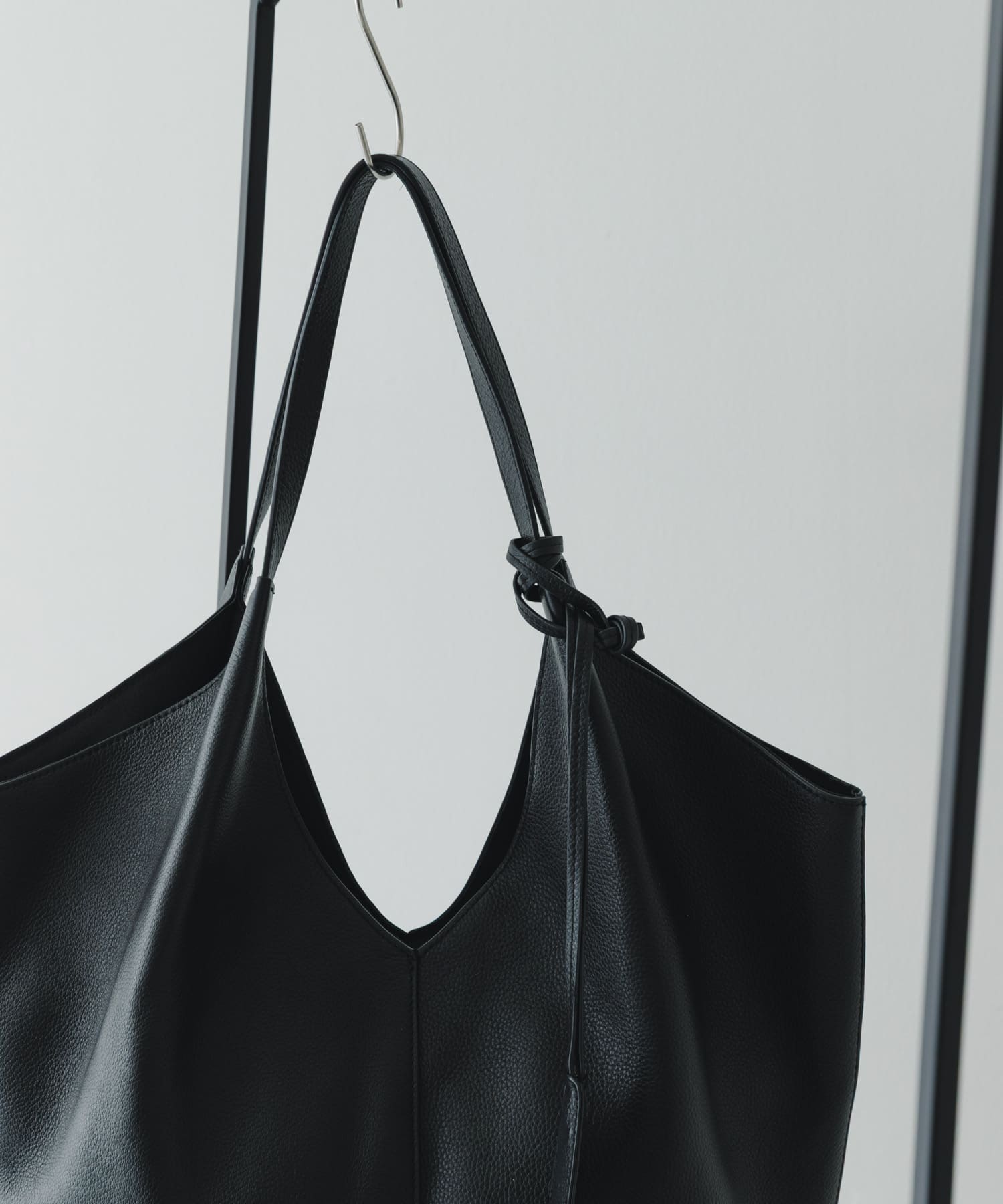 レザーVカットチャームトート BLACK One