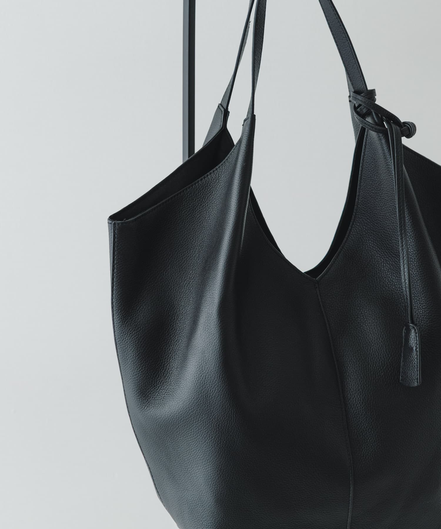 レザーVカットチャームトート BLACK One