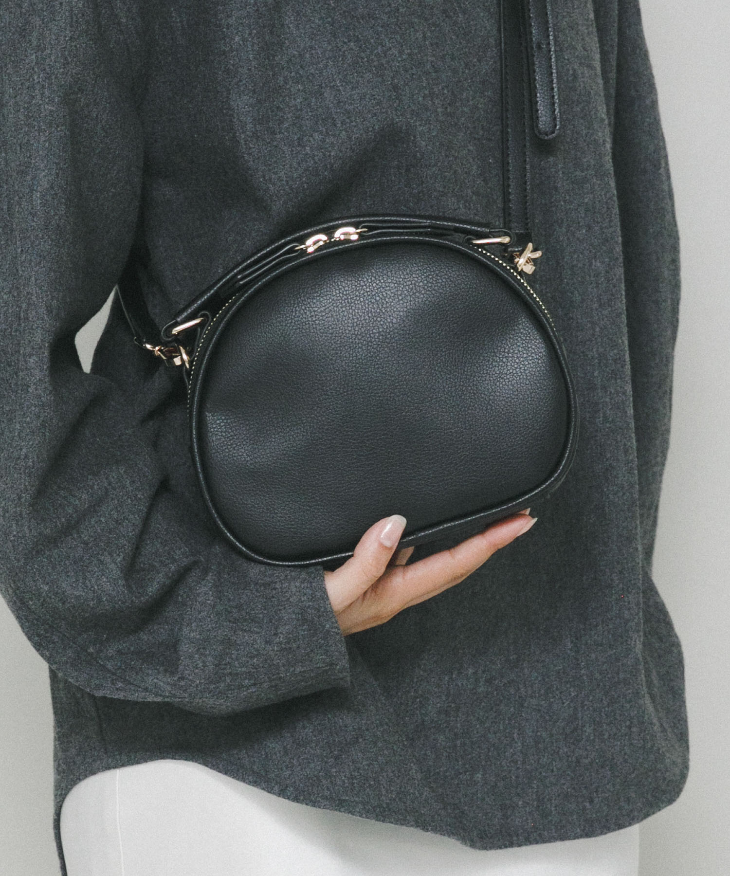 ラウンドミニショルダーバッグ BLACK One