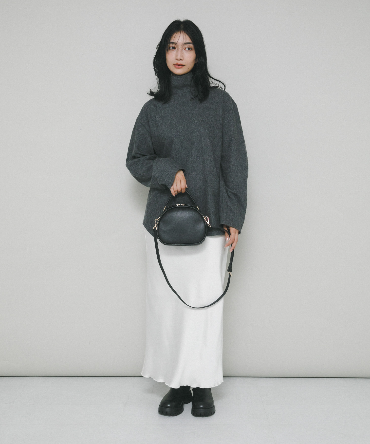 ラウンドミニショルダーバッグ BLACK One