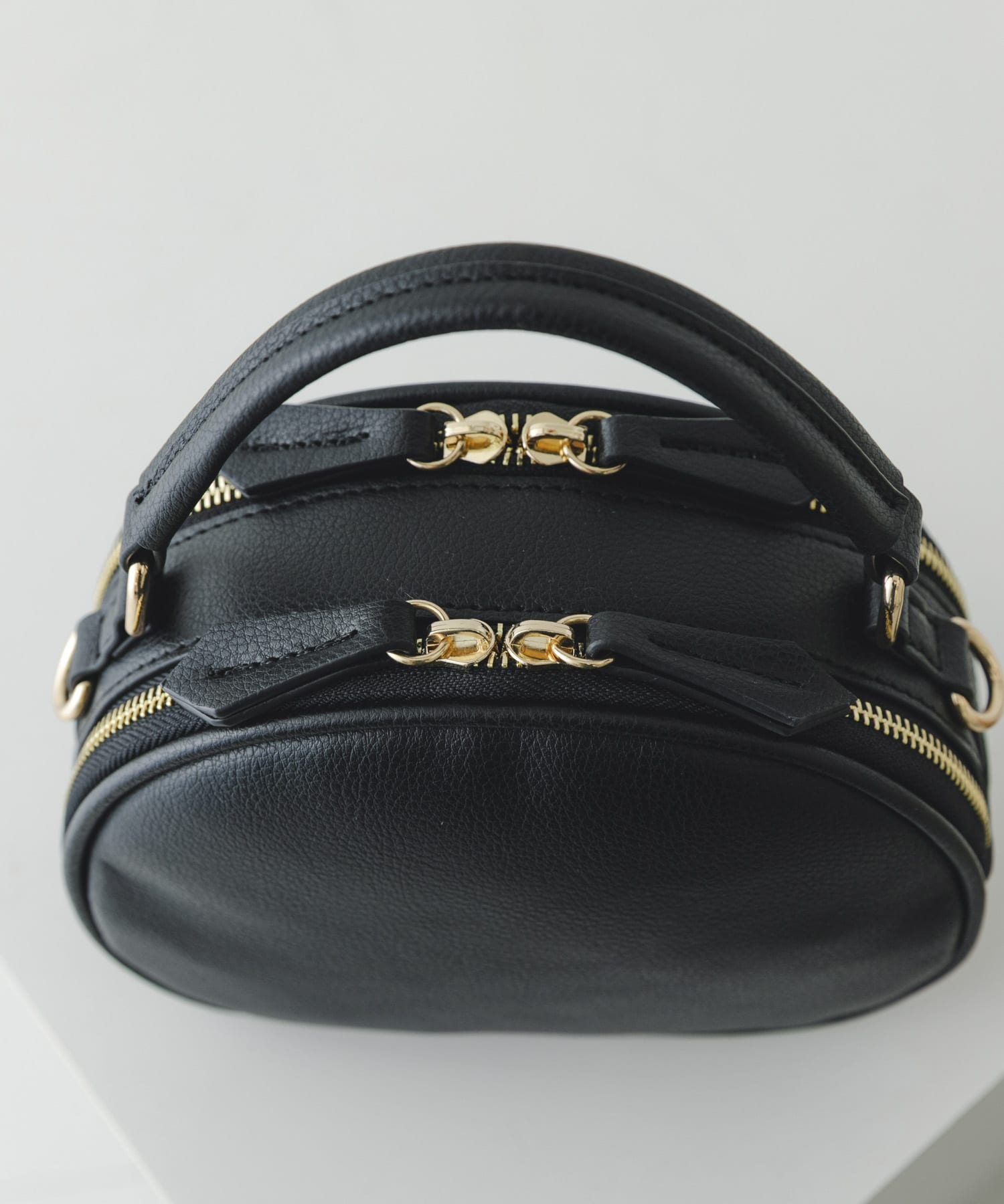 ラウンドミニショルダーバッグ BLACK One