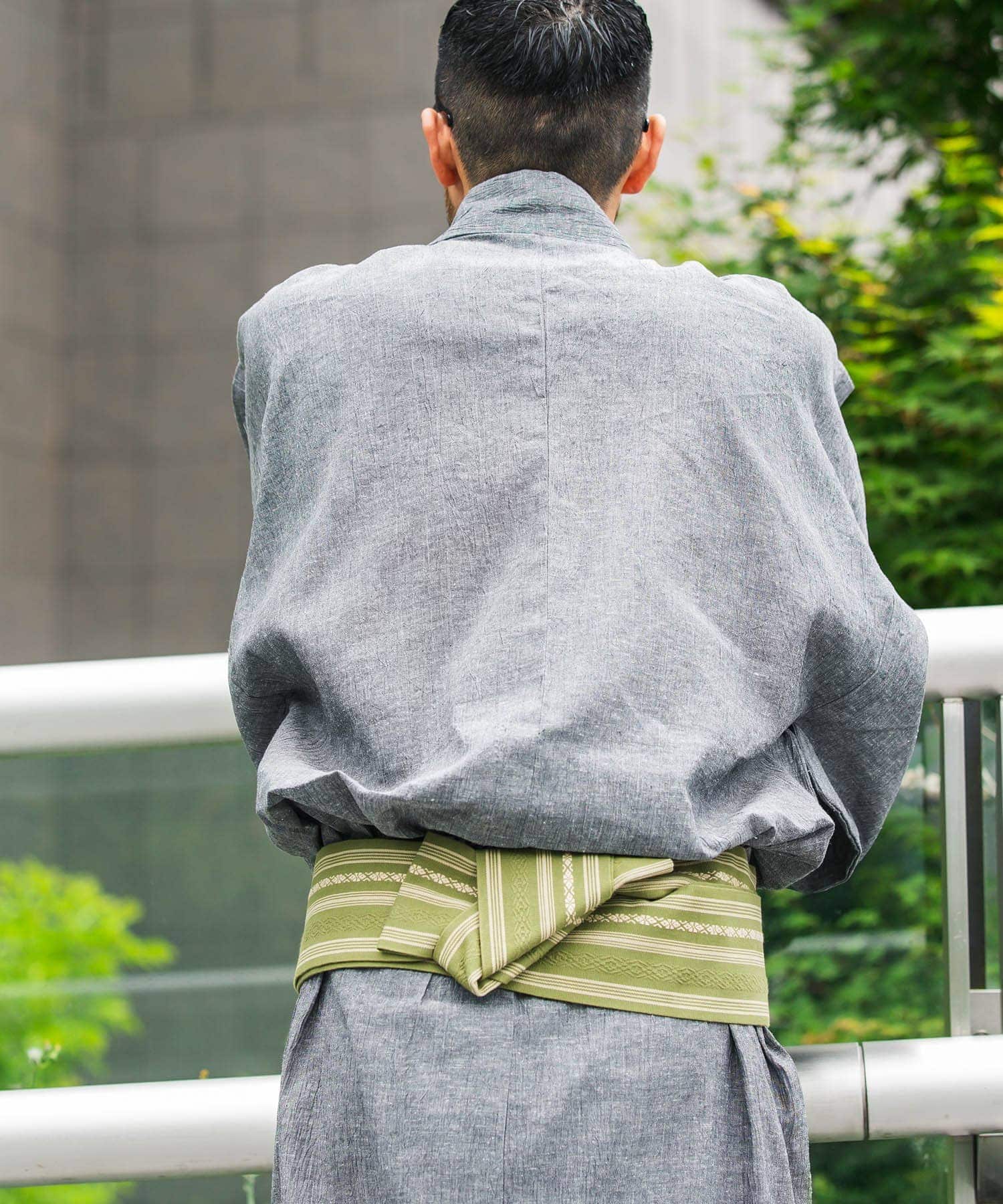 カーキ