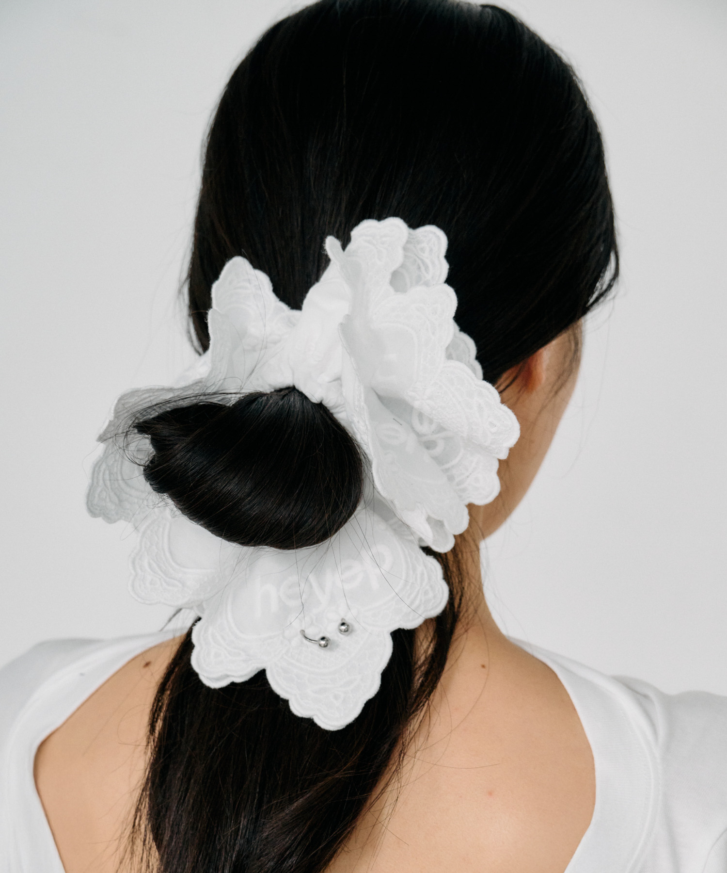 heyep　PIERCED LACE SCRUNCHIE