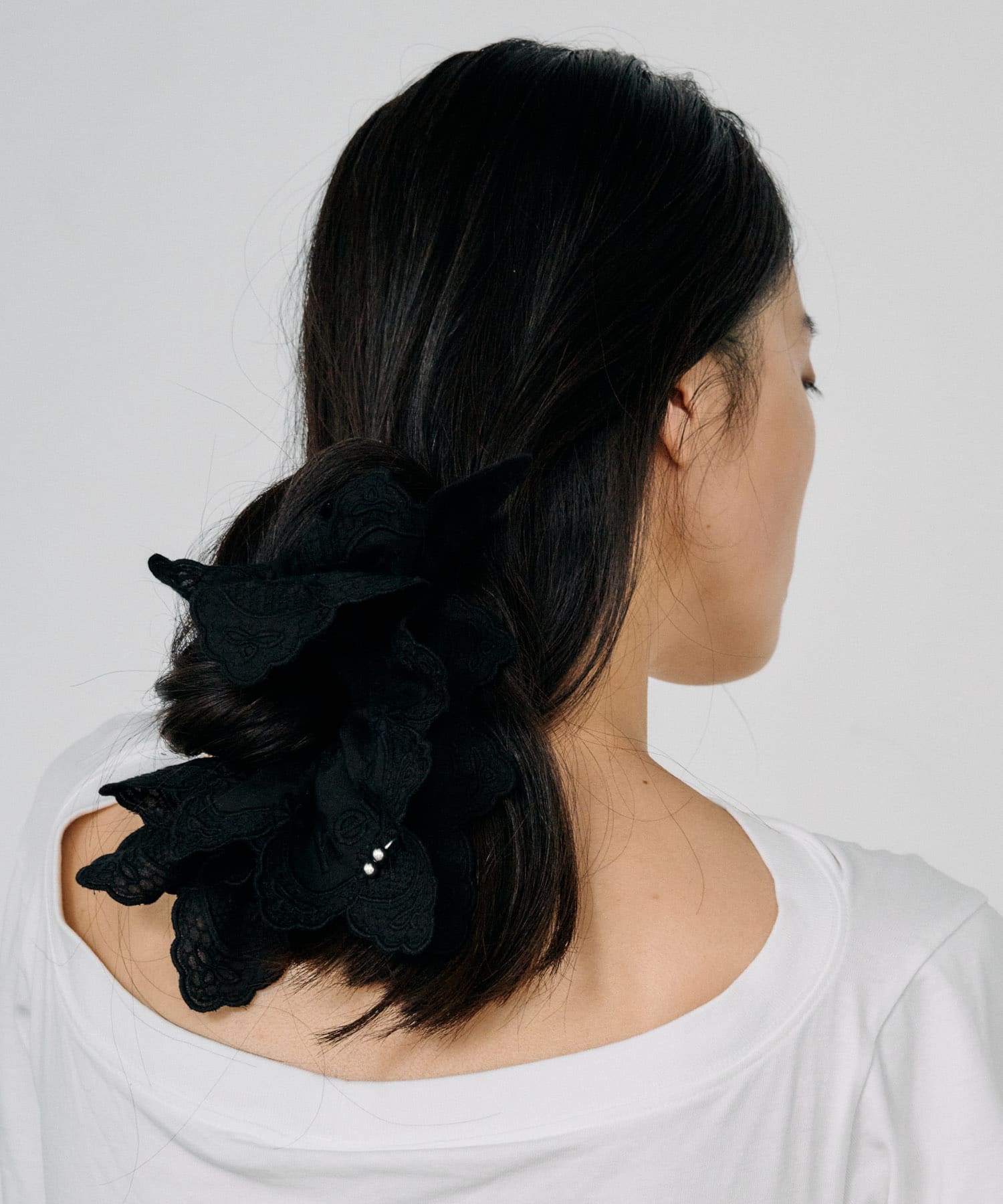 heyep　PIERCED LACE SCRUNCHIE
