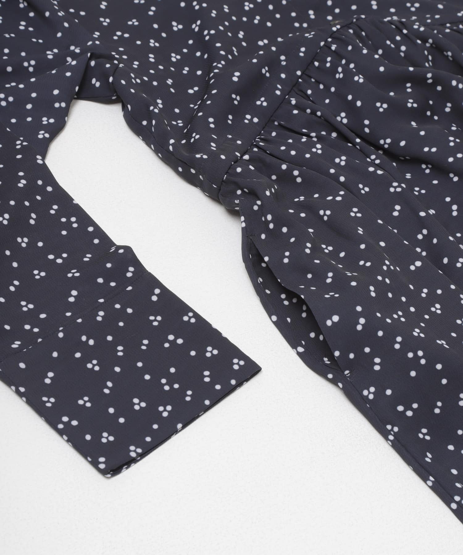 『WEB限定』ランダムドットボリュームワンピース NAVY Free