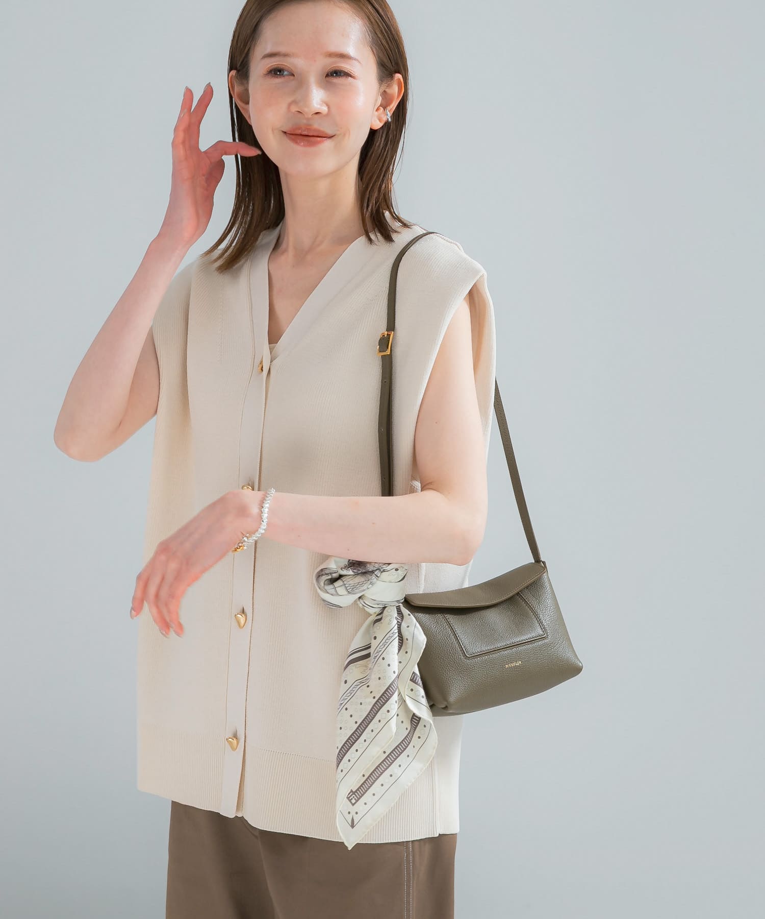 ショルダータックニットベスト