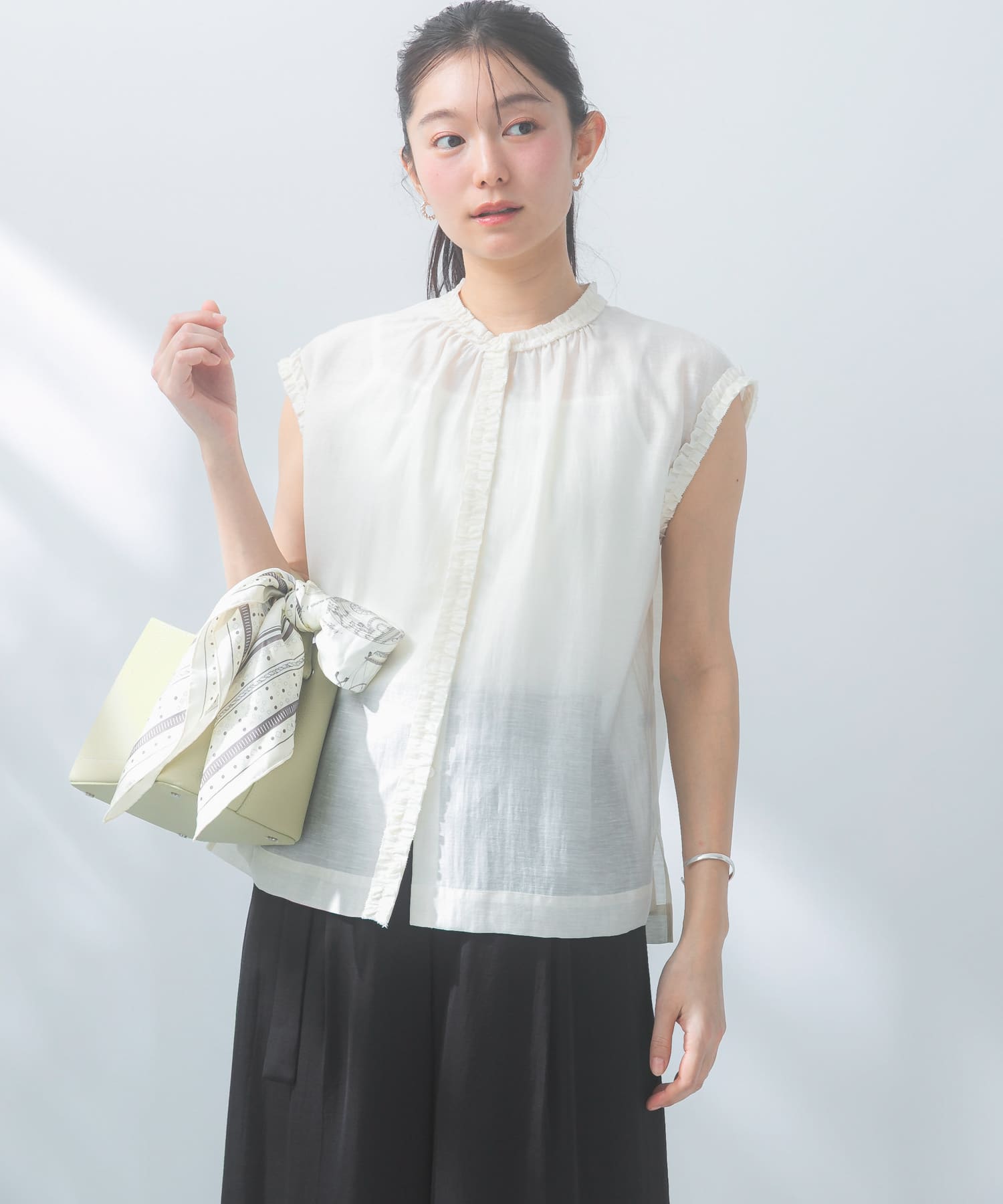 フリルディテールノースリーブブラウス
