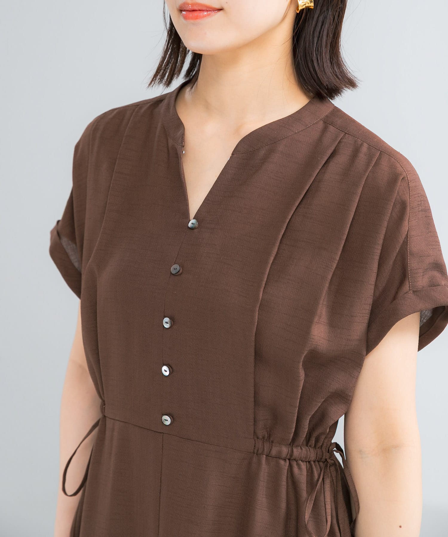 ウォッシャブルセミシアー2WAYネックワンピース(Free BROWN