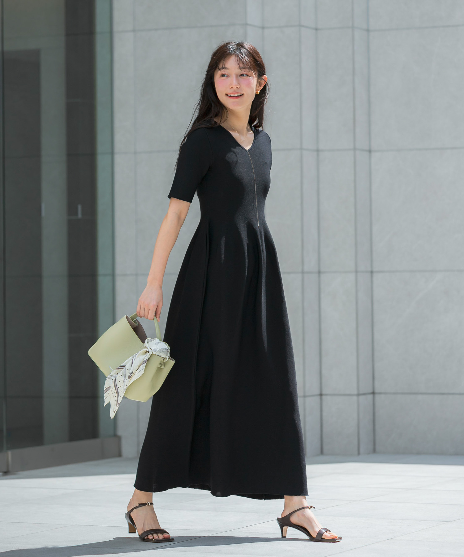 『一部WEB限定カラー』フォルムニットVネックワンピース