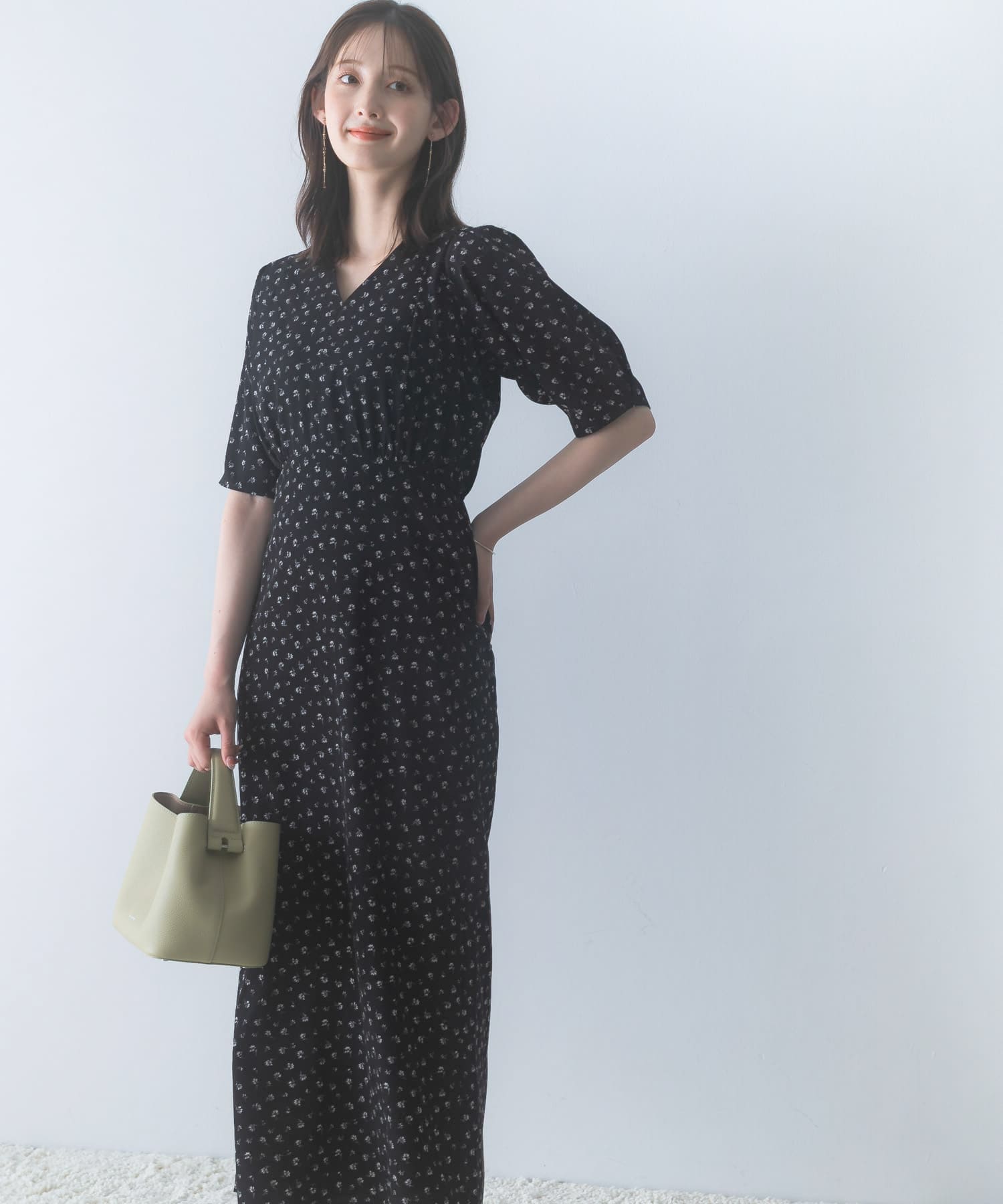 『WEB限定』Vネックストレートフラワープリントワンピース