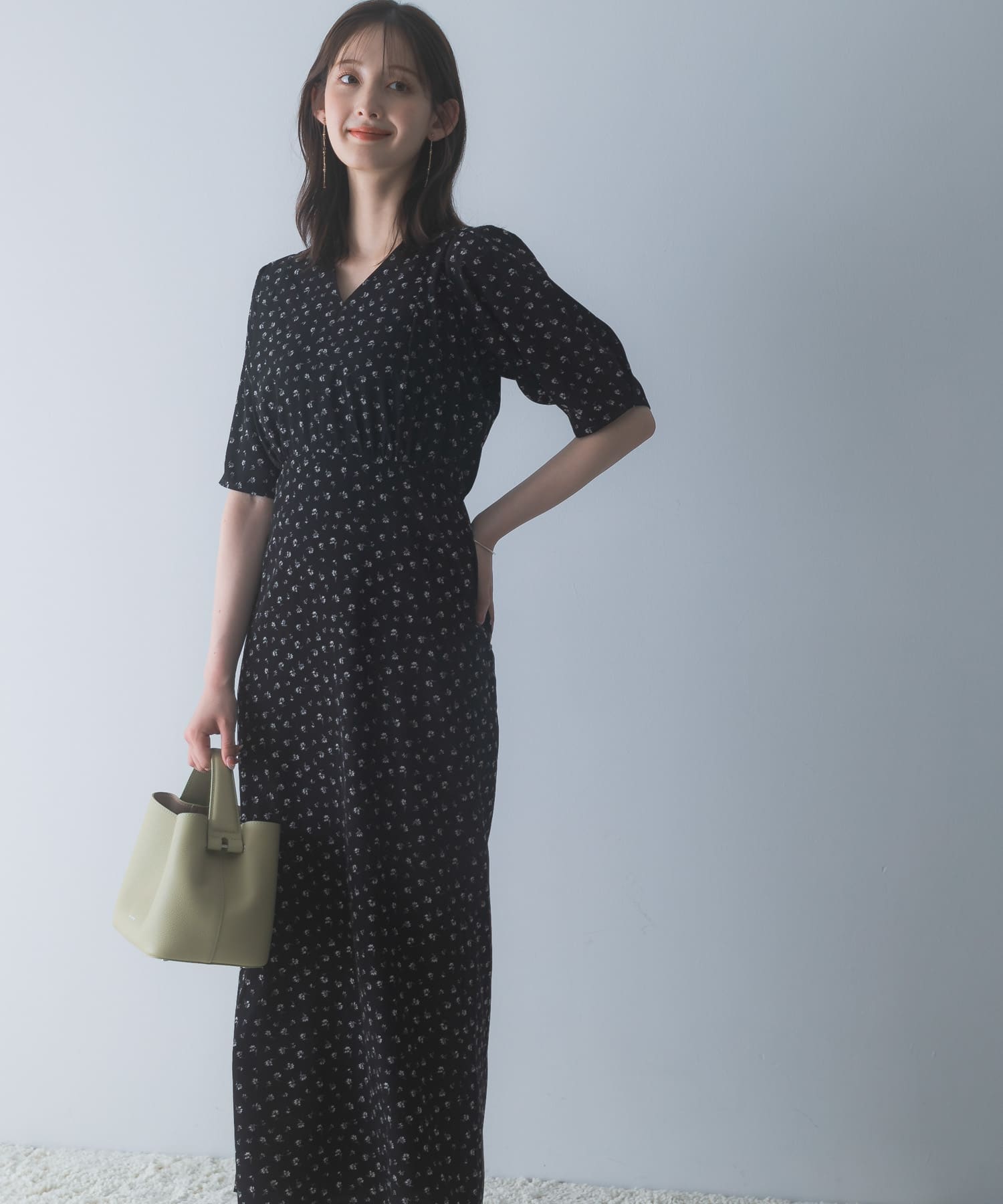 『WEB限定』Vネックストレートフラワープリントワンピース