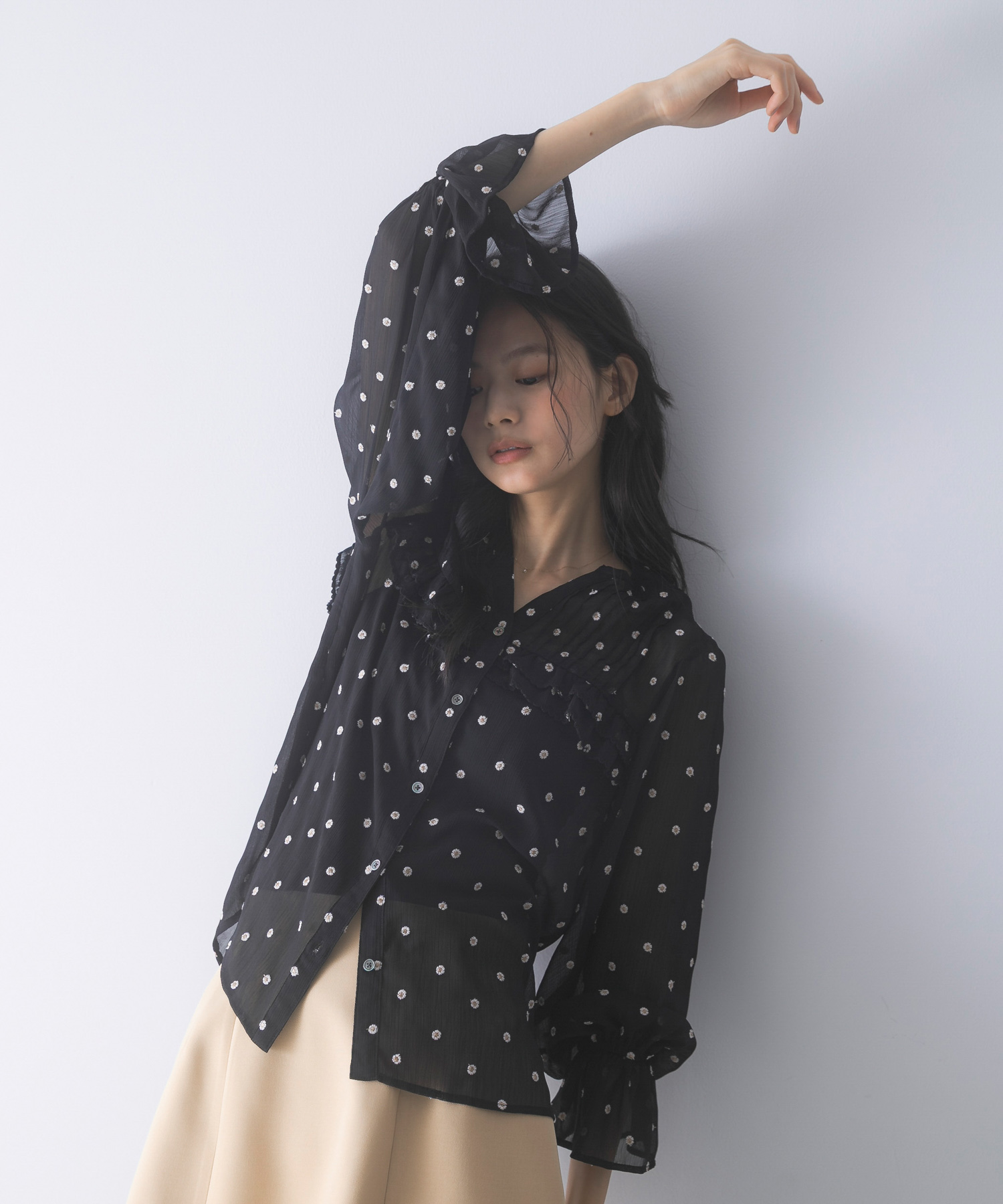 『WEB限定』フラワー刺繍ピンタックフリルブラウス
