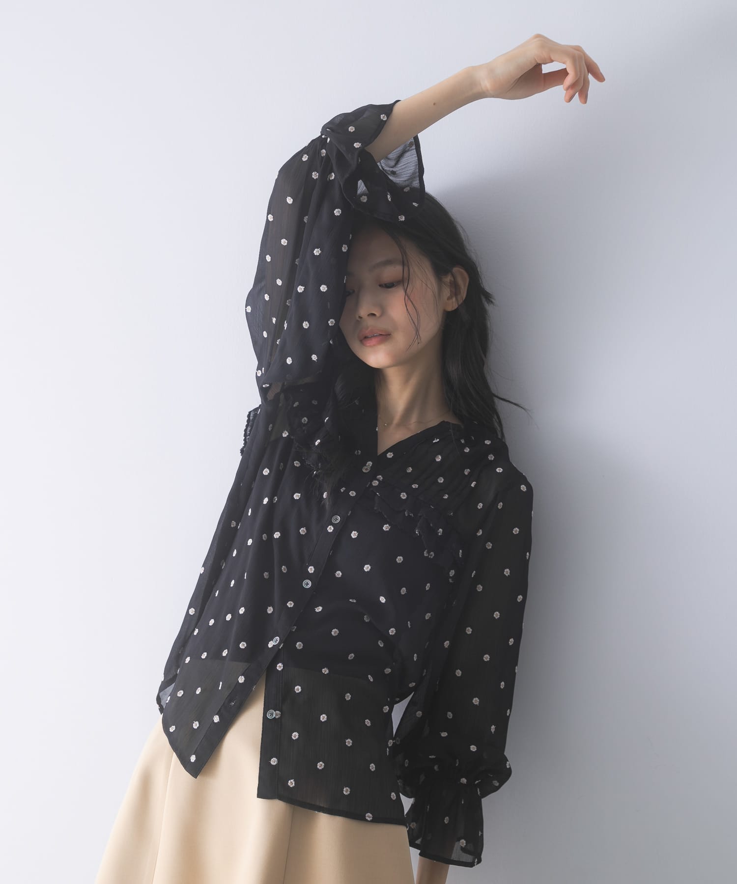WEB限定』フラワー刺繍ピンタックフリルブラウス(Free BLACK