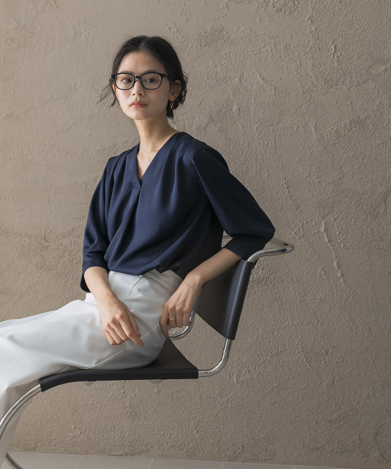 シルキーツイルVネックブラウス(Free NAVY): トップス｜URBAN RESEARCH