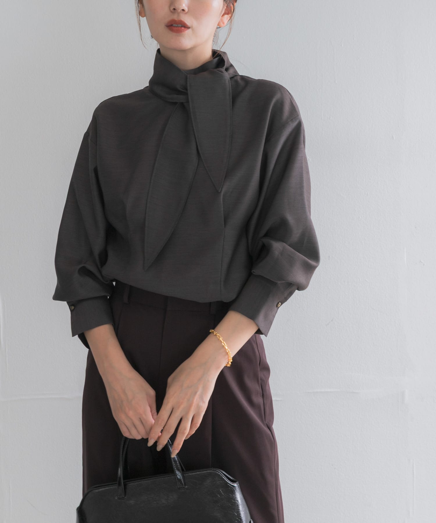 タイデザインセミシアーブラウス