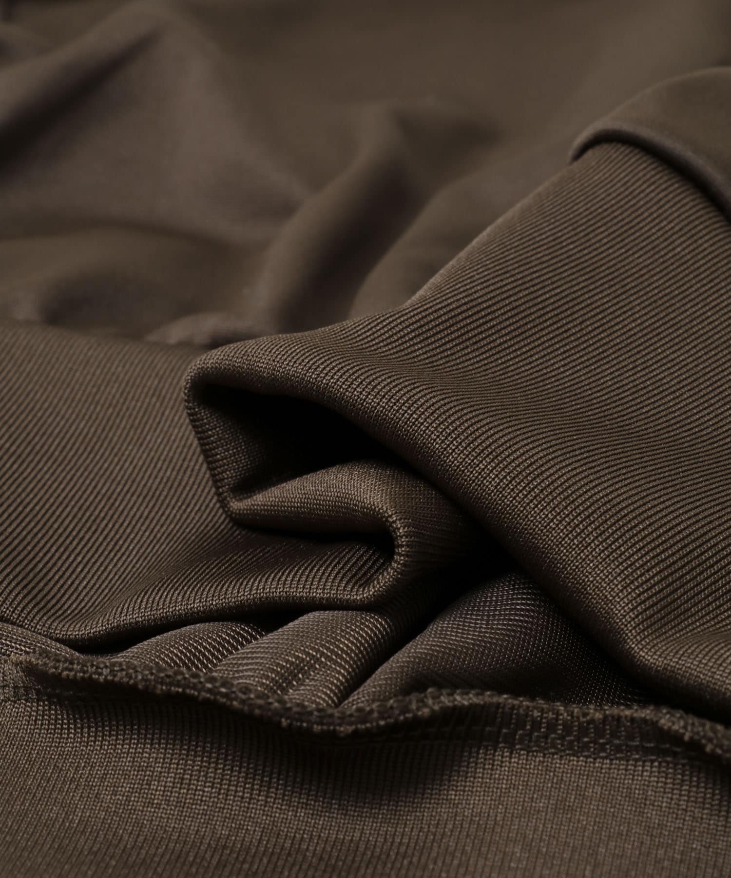 ダークブラウン