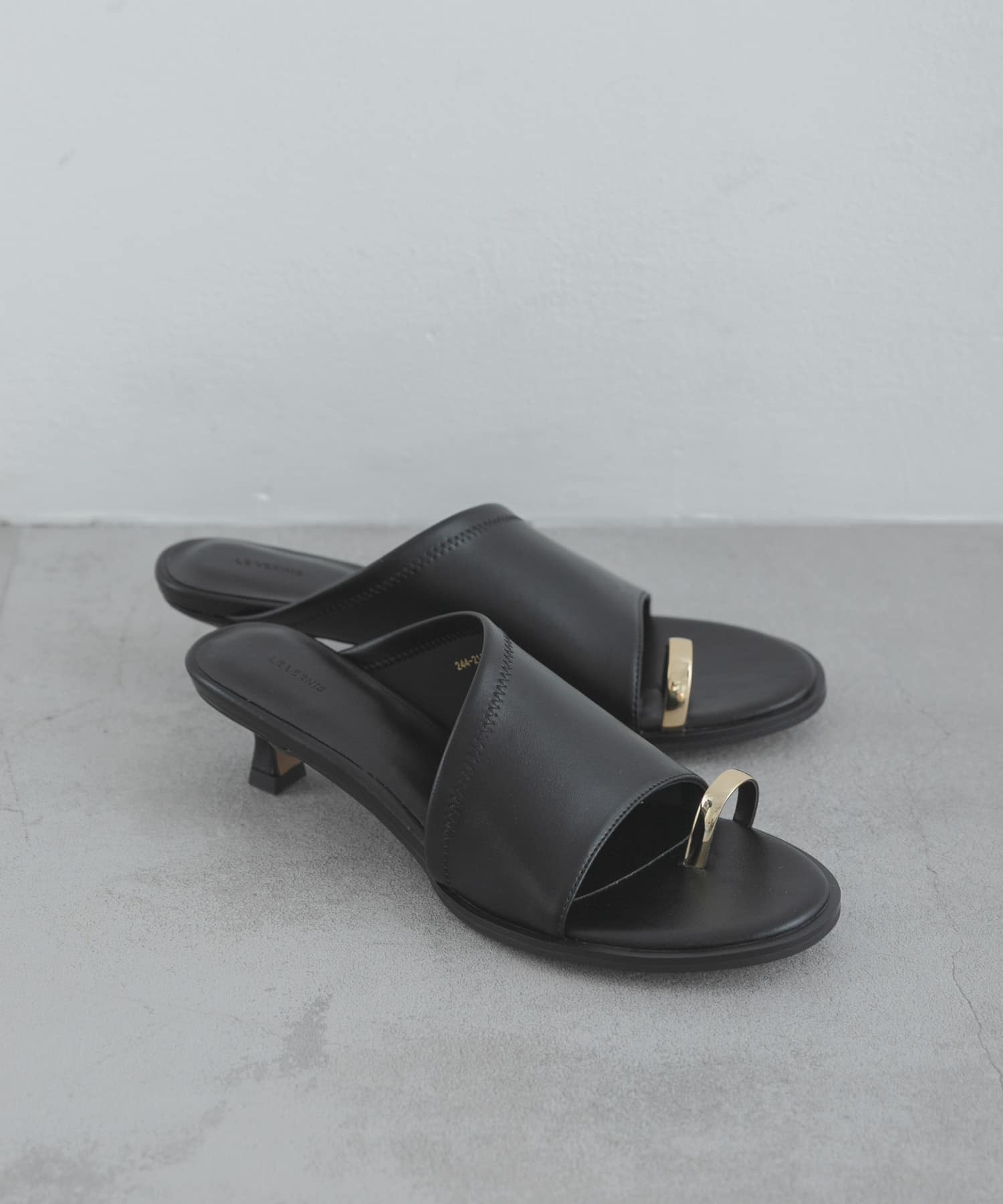 LE VERNIS　トゥーリングサンダル