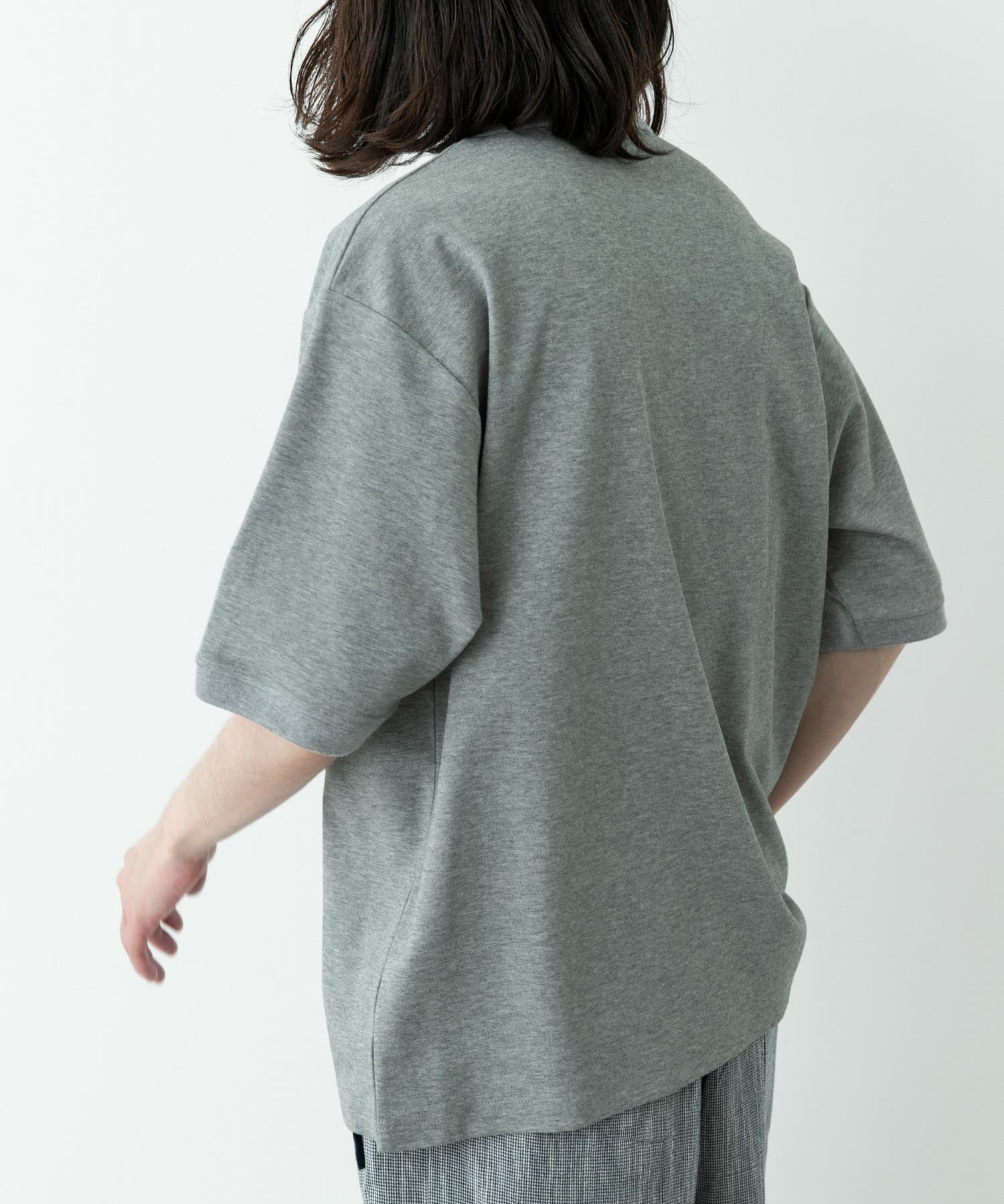 グレー