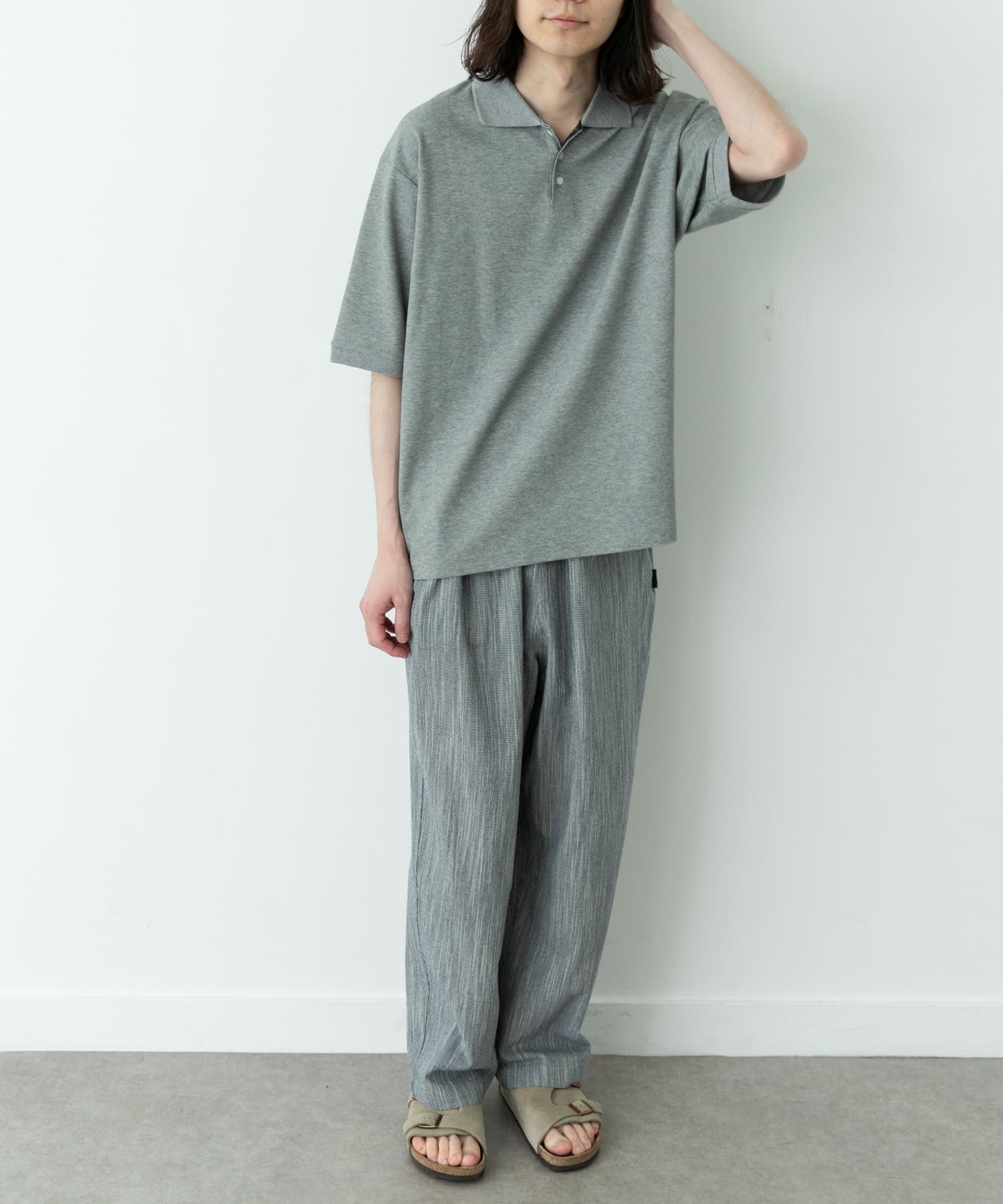 グレー