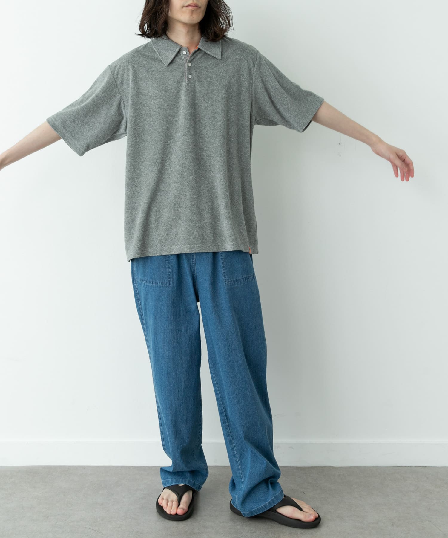 グレー