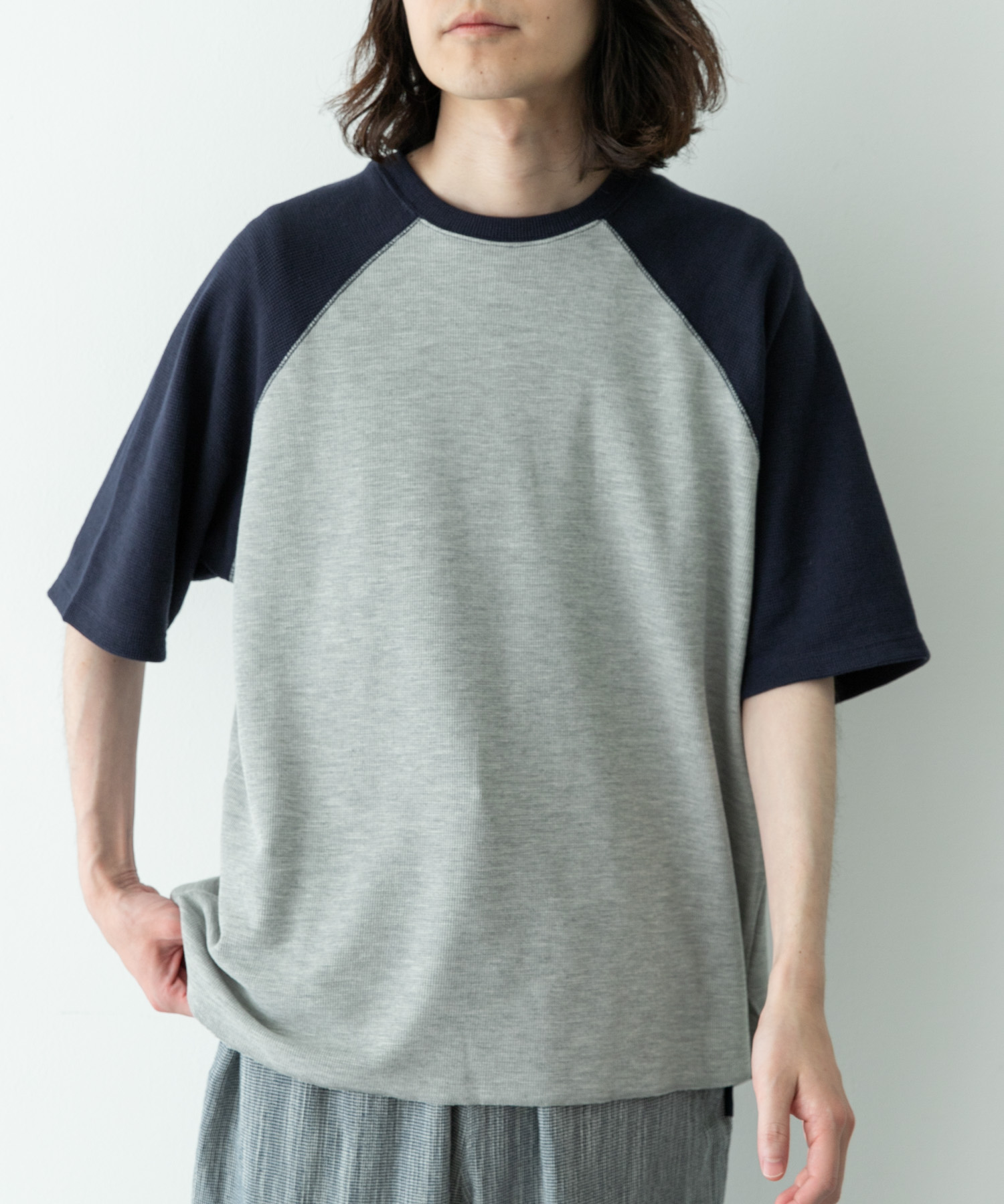 グレー