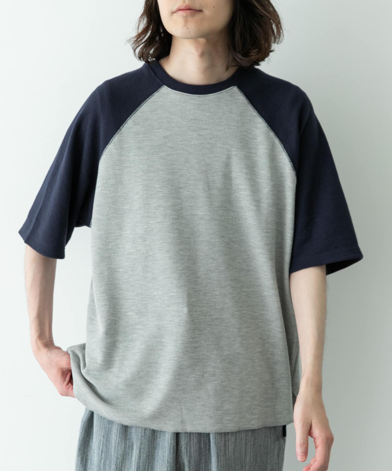 グレー