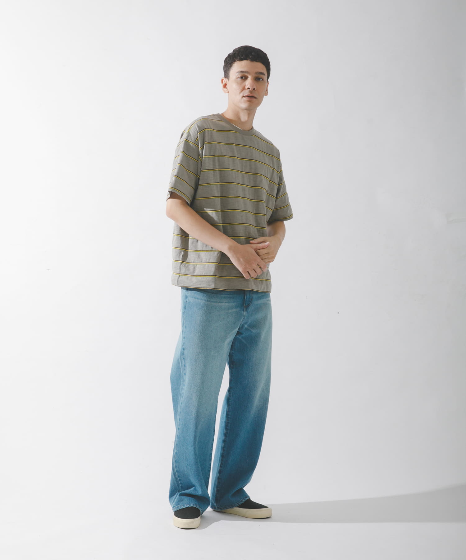 カーキグレー