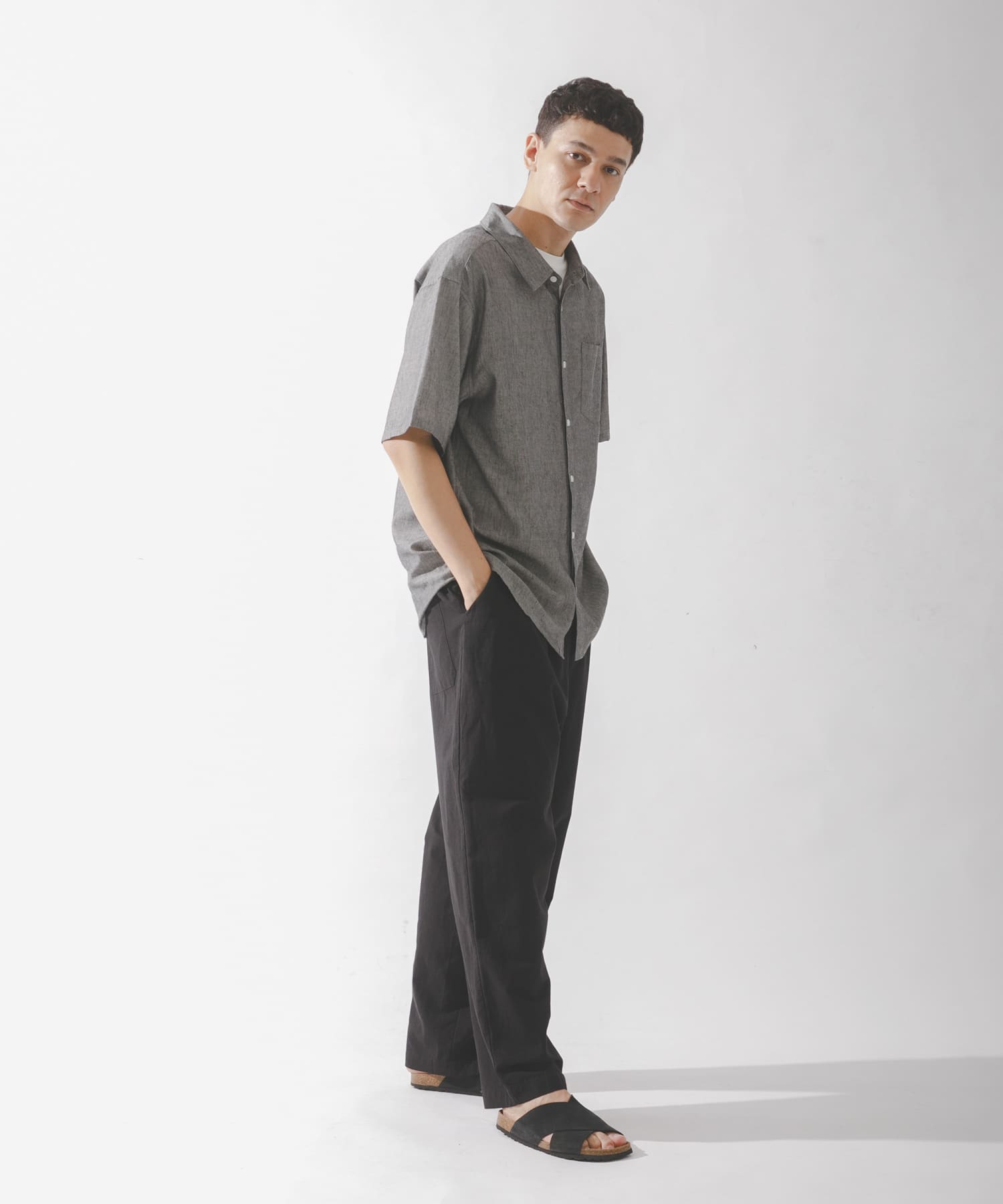 グレー