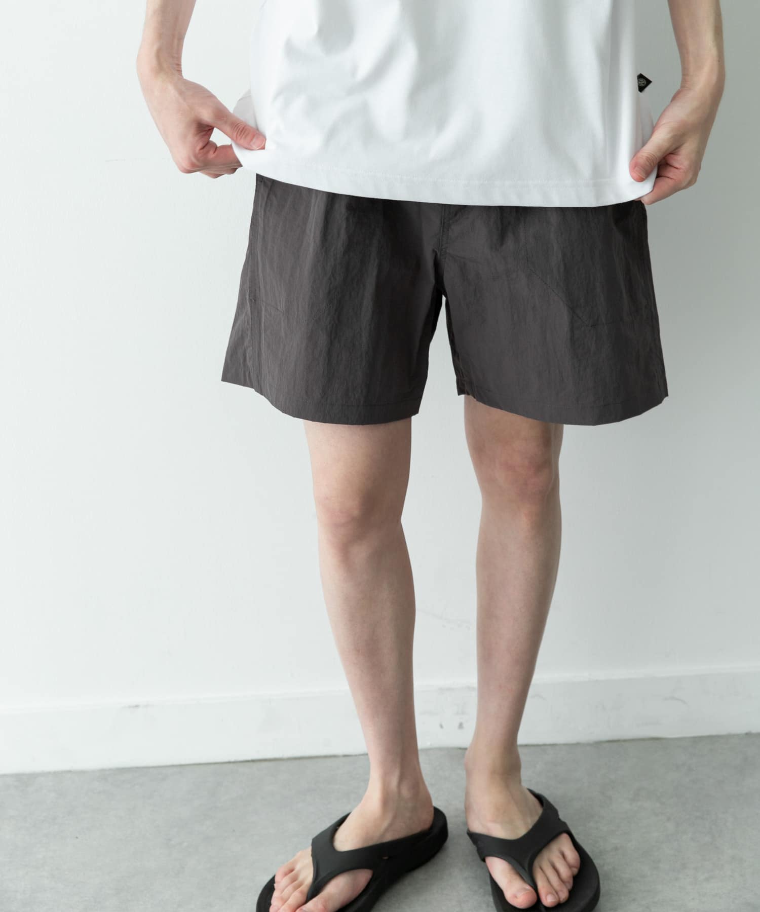 グレー
