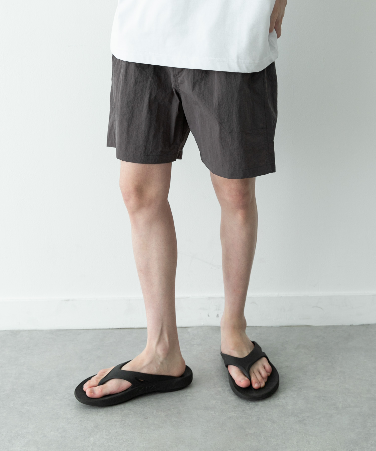 グレー