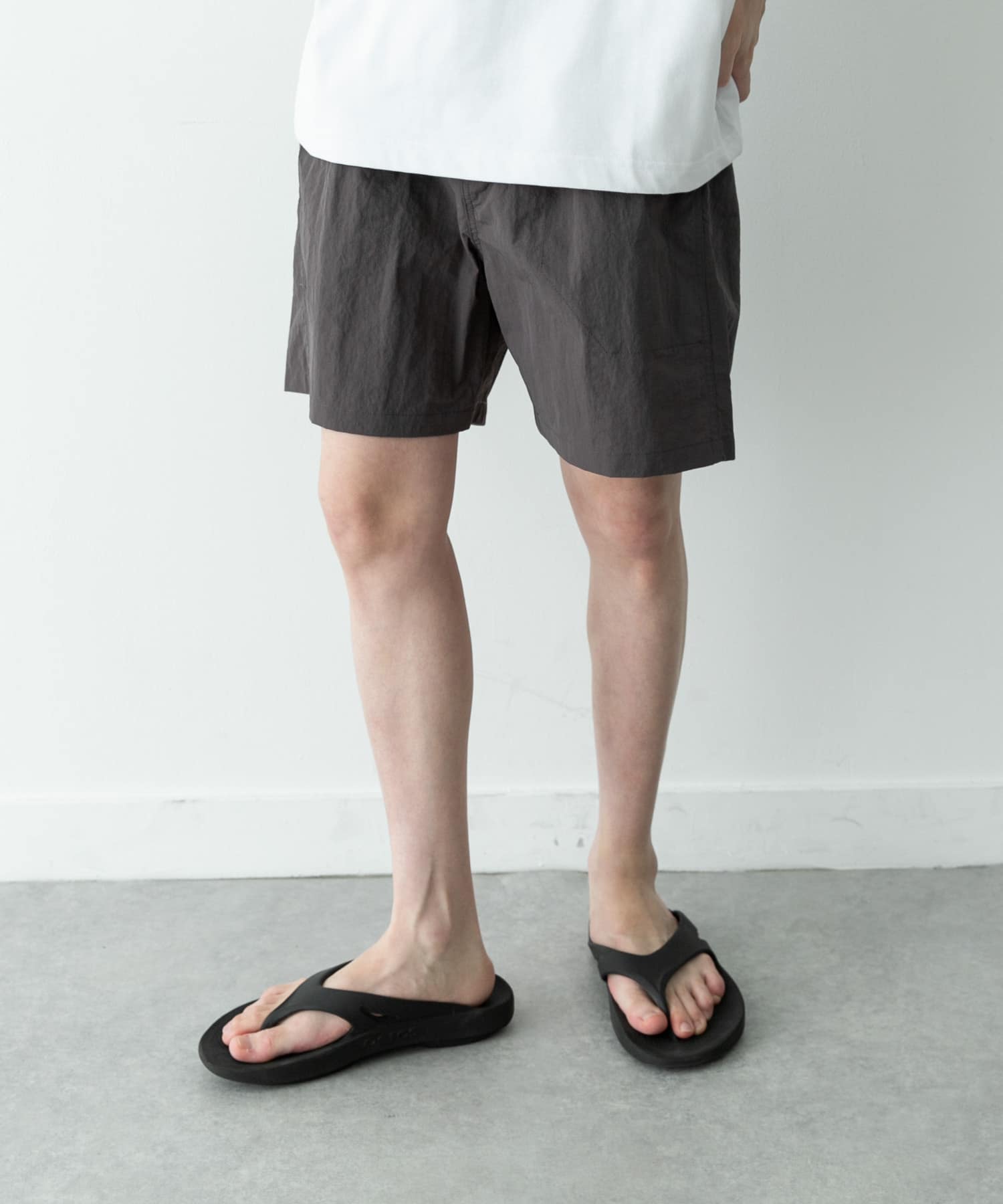 グレー