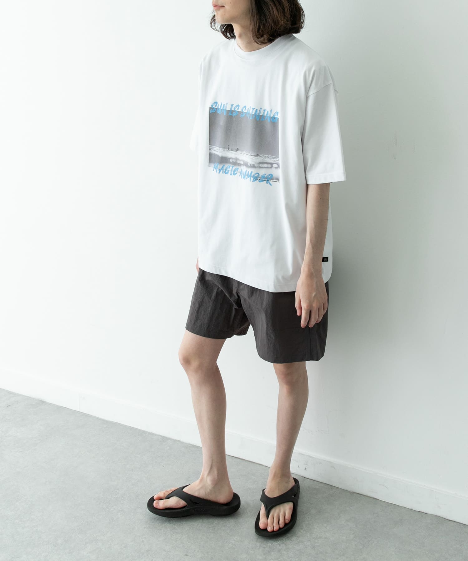 グレー