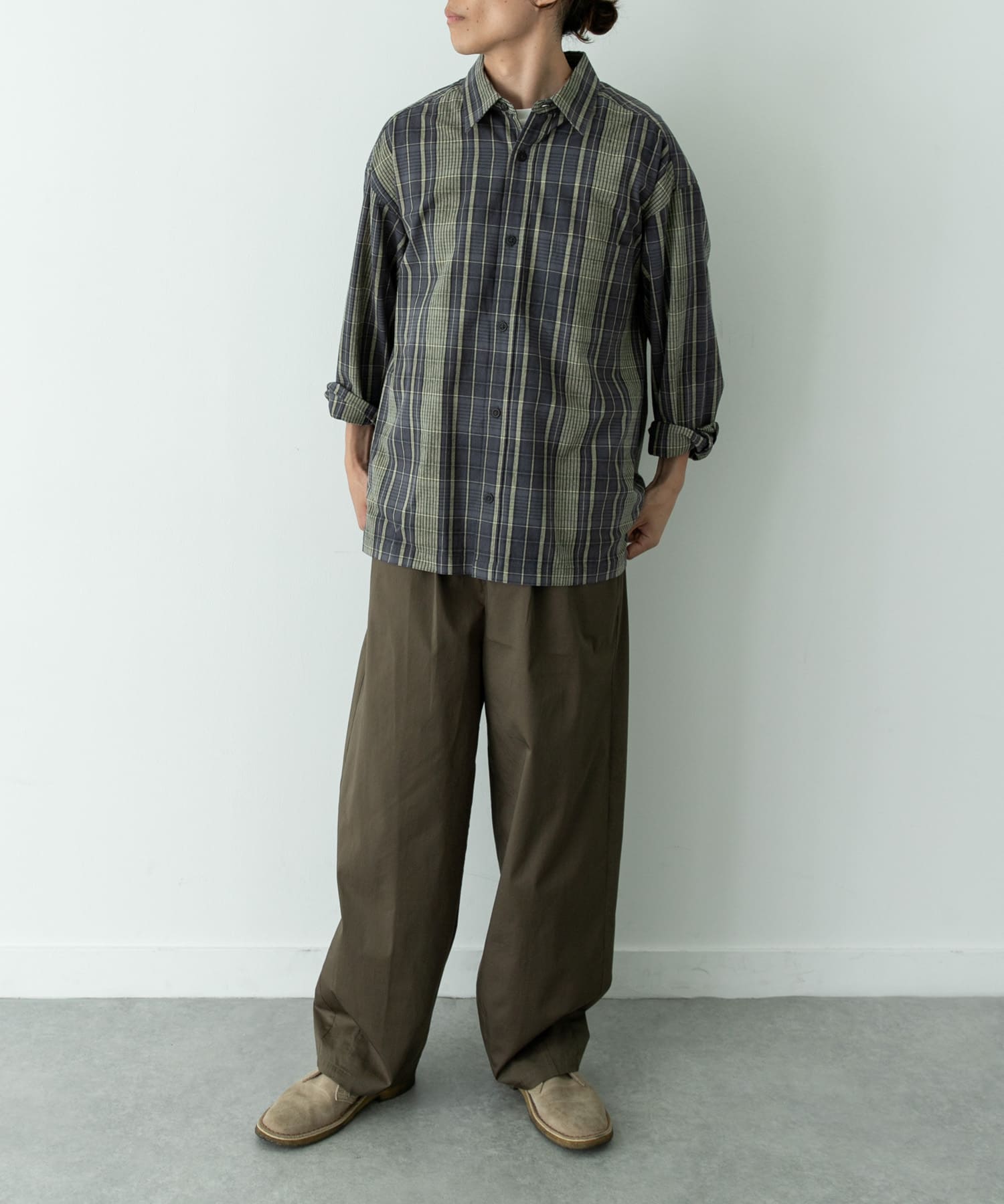 カーキ