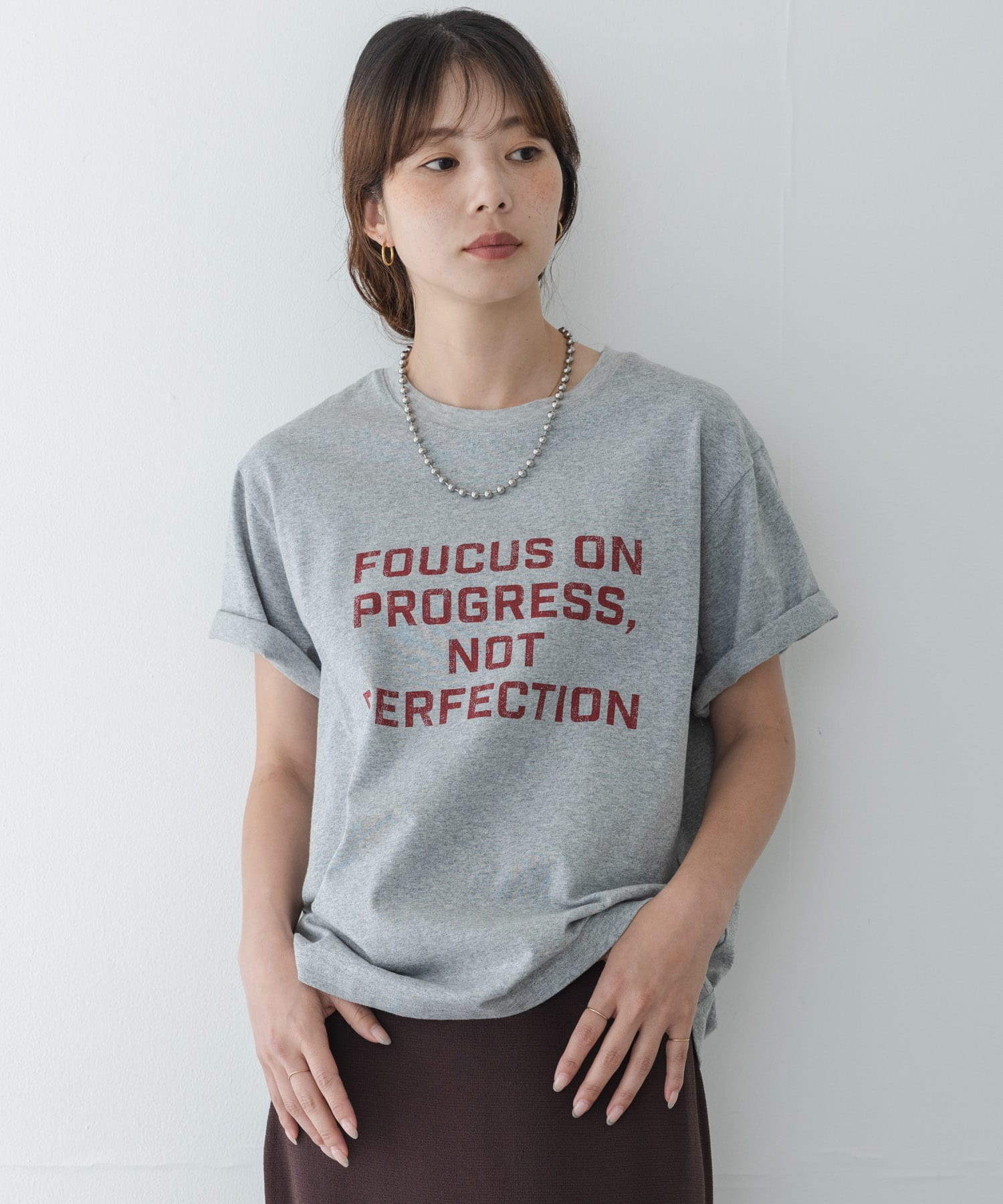 グレー